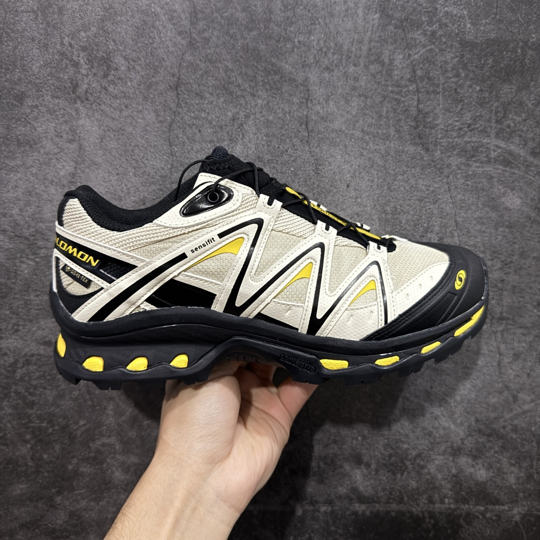 【A1外贸版】Salomon XT-QUEST ADV 萨洛蒙情侣款户外机能鞋 477810 全新外贸大厂出品 细节品质大改进 独立私模 最大做到47.5码 全鞋采用为原厂一致材料打造 全新鞋型 相对市场版本 版型更正 全新玻璃冲刀 清洁度提升 同步原版左右鞋带孔的间距加大（市场版间距太小） 网面与鞋头材料校对一致无色差（市面版本有色差） 大底contagrip凹陷程度同步原版（市面版都有差别） 鞋舌两侧鞋帮脚踝处更加直挺（之前老版往中间踏） 鞋头处添加☯️太极标 所有细节多次修改校正 坚持同步原版无差别 毋庸置疑全市场最好的版本💪🏻终端优势供应 尺码：36 36.5 37.5 38 38.5 39 40 40.5 41 42 42.5 43 44 44.5 45 46 47.5-选品中心