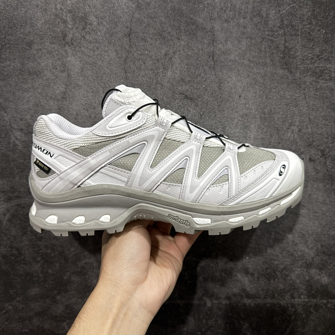 【A1外贸版】Salomon XT-QUEST ADV 萨洛蒙情侣款户外机能鞋 474296 全新外贸大厂出品 细节品质大改进 独立私模 最大做到47.5码 全鞋采用为原厂一致材料打造 全新鞋型 相对市场版本 版型更正 全新玻璃冲刀 清洁度提升 同步原版左右鞋带孔的间距加大（市场版间距太小） 网面与鞋头材料校对一致无色差（市面版本有色差） 大底contagrip凹陷程度同步原版（市面版都有差别） 鞋舌两侧鞋帮脚踝处更加直挺（之前老版往中间踏） 鞋头处添加☯️太极标 所有细节多次修改校正 坚持同步原版无差别 毋庸置疑全市场最好的版本💪🏻终端优势供应 尺码：36 36.5 37.5 38 38.5 39 40 40.5 41 42 42.5 43 44 44.5 45 46 47.5-选品中心