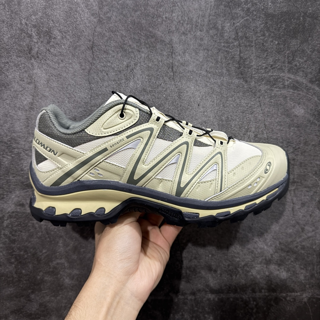 【A1外贸版】Salomon XT-QUEST ADV 萨洛蒙情侣款户外机能鞋 香槟色 417590 全新外贸大厂出品 细节品质大改进 独立私模 最大做到47.5码 全鞋采用为原厂一致材料打造 全新鞋型 相对市场版本 版型更正 全新玻璃冲刀 清洁度提升 同步原版左右鞋带孔的间距加大（市场版间距太小） 网面与鞋头材料校对一致无色差（市面版本有色差） 大底contagrip凹陷程度同步原版（市面版都有差别） 鞋舌两侧鞋帮脚踝处更加直挺（之前老版往中间踏） 鞋头处添加☯️太极标 所有细节多次修改校正 坚持同步原版无差别 毋庸置疑全市场最好的版本💪🏻终端优势供应 尺码：36 36.5 37.5 38 38.5 39 40 40.5 41 42 42.5 43 44 44.5 45 46 47.5-选品中心