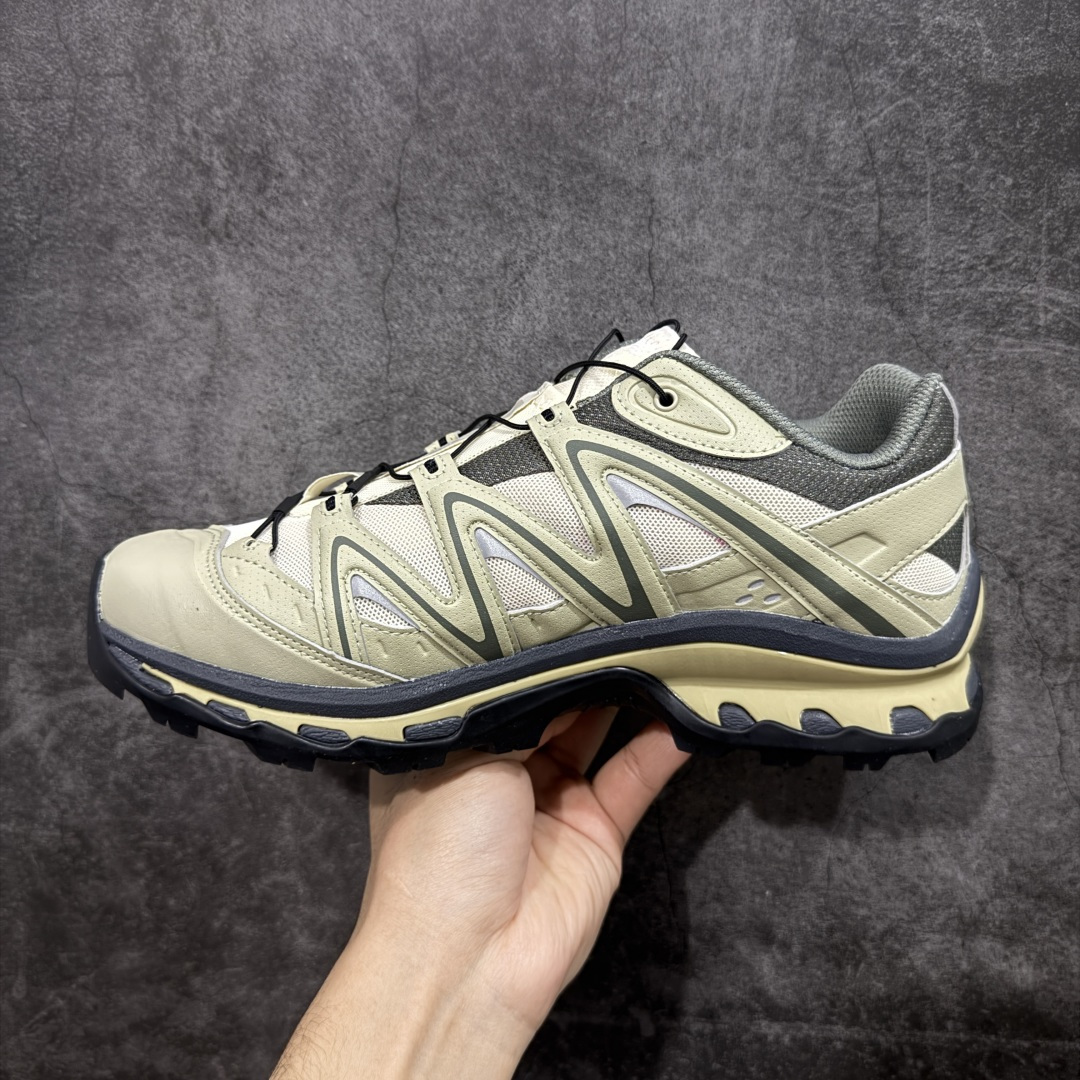 图片[2]-【A1外贸版】Salomon XT-QUEST ADV 萨洛蒙情侣款户外机能鞋 香槟色 417590 全新外贸大厂出品 细节品质大改进 独立私模 最大做到47.5码 全鞋采用为原厂一致材料打造 全新鞋型 相对市场版本 版型更正 全新玻璃冲刀 清洁度提升 同步原版左右鞋带孔的间距加大（市场版间距太小） 网面与鞋头材料校对一致无色差（市面版本有色差） 大底contagrip凹陷程度同步原版（市面版都有差别） 鞋舌两侧鞋帮脚踝处更加直挺（之前老版往中间踏） 鞋头处添加☯️太极标 所有细节多次修改校正 坚持同步原版无差别 毋庸置疑全市场最好的版本💪🏻终端优势供应 尺码：36 36.5 37.5 38 38.5 39 40 40.5 41 42 42.5 43 44 44.5 45 46 47.5-选品中心
