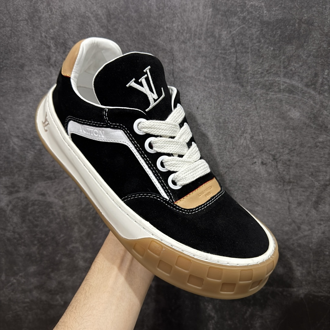 图片[3]-【升级版】LV 路易威登LOUIS VUITTON Tilted Low Sneakers 倾斜系列低帮复古休闲运动文化百搭板鞋 2026早春款板鞋 广东原产 升级原楦型开发纸版 厚实抽屉礼品鞋盒及包装说明书防尘布袋物件(附送官方快递加固牛皮纸外盒!!)#采用Monogram 丹宁布鞋面材质#鞋垫嵌入软脚感EVA物料#后跟耐弯折滴塑支撑片#全新开发TPR光泽组合隔色鞋底❗ 尺码：40 41 42 43 44 45-选品中心