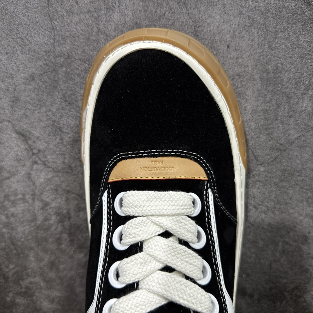 图片[5]-【升级版】LV 路易威登LOUIS VUITTON Tilted Low Sneakers 倾斜系列低帮复古休闲运动文化百搭板鞋 2026早春款板鞋 广东原产 升级原楦型开发纸版 厚实抽屉礼品鞋盒及包装说明书防尘布袋物件(附送官方快递加固牛皮纸外盒!!)#采用Monogram 丹宁布鞋面材质#鞋垫嵌入软脚感EVA物料#后跟耐弯折滴塑支撑片#全新开发TPR光泽组合隔色鞋底❗ 尺码：40 41 42 43 44 45-选品中心