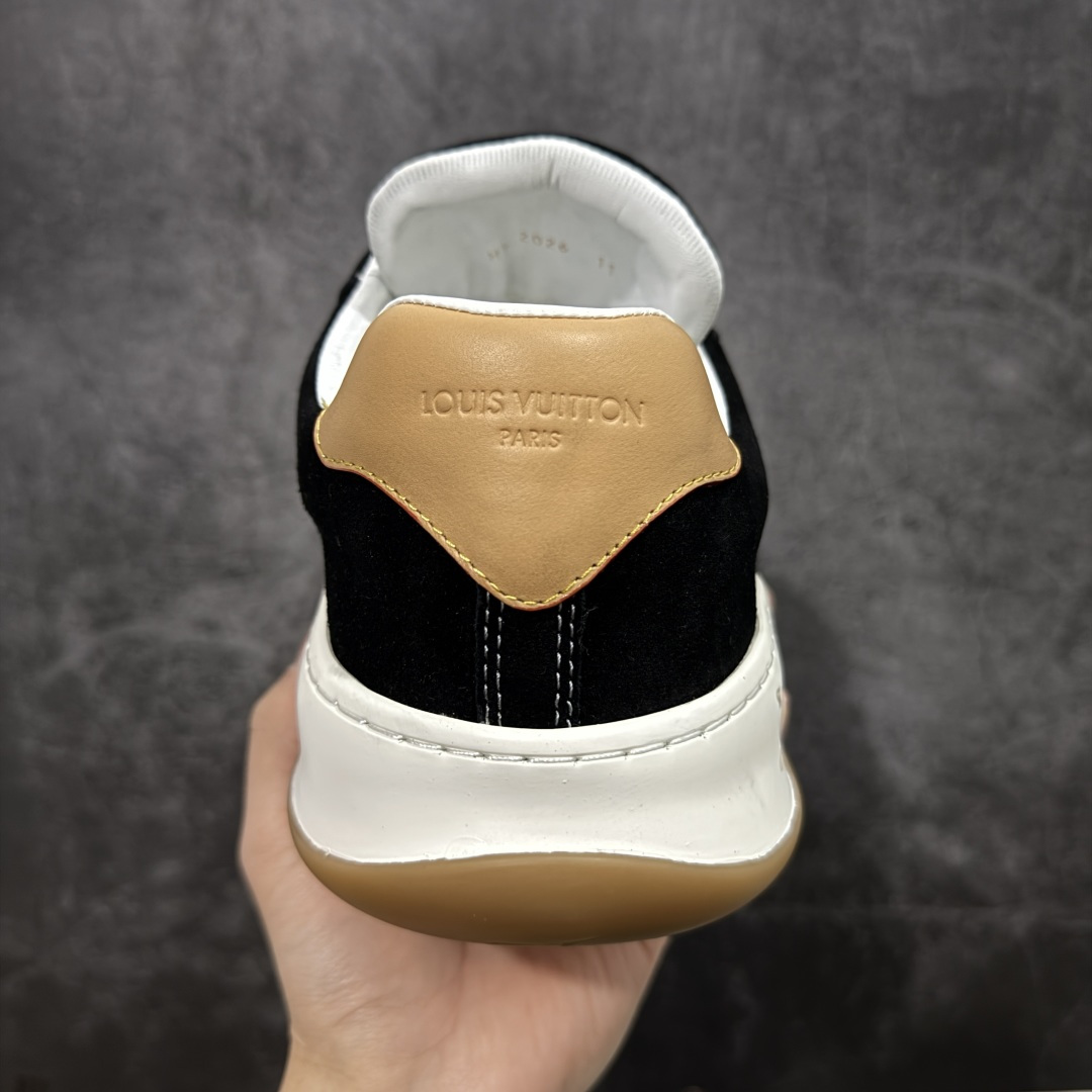 图片[4]-【升级版】LV 路易威登LOUIS VUITTON Tilted Low Sneakers 倾斜系列低帮复古休闲运动文化百搭板鞋 2026早春款板鞋 广东原产 升级原楦型开发纸版 厚实抽屉礼品鞋盒及包装说明书防尘布袋物件(附送官方快递加固牛皮纸外盒!!)#采用Monogram 丹宁布鞋面材质#鞋垫嵌入软脚感EVA物料#后跟耐弯折滴塑支撑片#全新开发TPR光泽组合隔色鞋底❗ 尺码：40 41 42 43 44 45-选品中心
