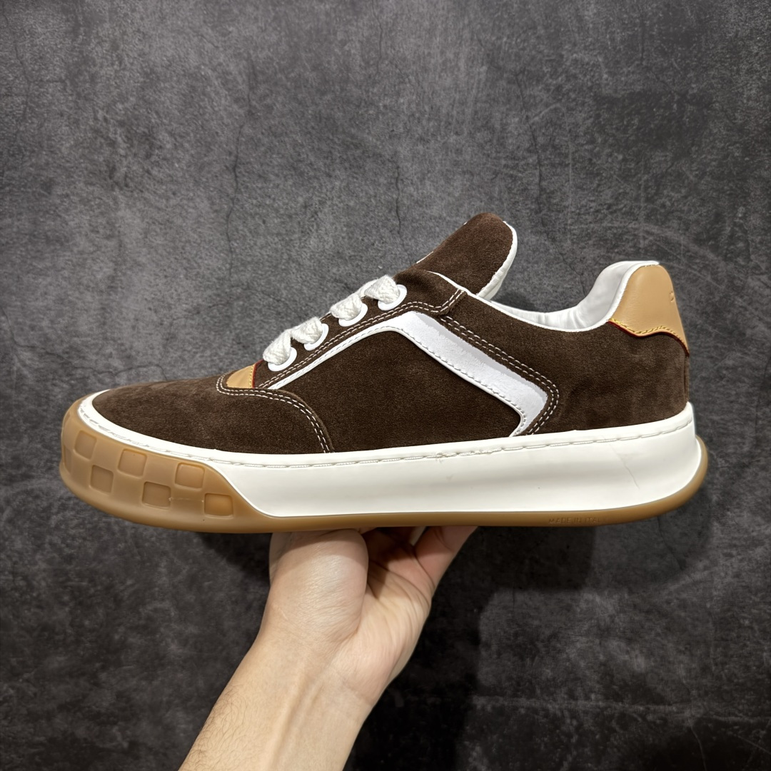 图片[2]-【升级版】LV 路易威登LOUIS VUITTON Tilted Low Sneakers 倾斜系列低帮复古休闲运动文化百搭板鞋 2026早春款板鞋 广东原产 升级原楦型开发纸版 厚实抽屉礼品鞋盒及包装说明书防尘布袋物件(附送官方快递加固牛皮纸外盒!!)#采用Monogram 丹宁布鞋面材质#鞋垫嵌入软脚感EVA物料#后跟耐弯折滴塑支撑片#全新开发TPR光泽组合隔色鞋底❗ 尺码：40 41 42 43 44 45-选品中心
