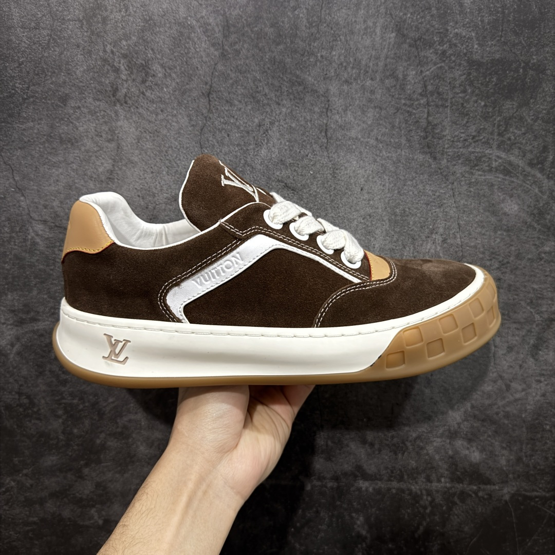 【升级版】LV 路易威登LOUIS VUITTON Tilted Low Sneakers 倾斜系列低帮复古休闲运动文化百搭板鞋 2026早春款板鞋 广东原产 升级原楦型开发纸版 厚实抽屉礼品鞋盒及包装说明书防尘布袋物件(附送官方快递加固牛皮纸外盒!!)#采用Monogram 丹宁布鞋面材质#鞋垫嵌入软脚感EVA物料#后跟耐弯折滴塑支撑片#全新开发TPR光泽组合隔色鞋底❗ 尺码：40 41 42 43 44 45-选品中心