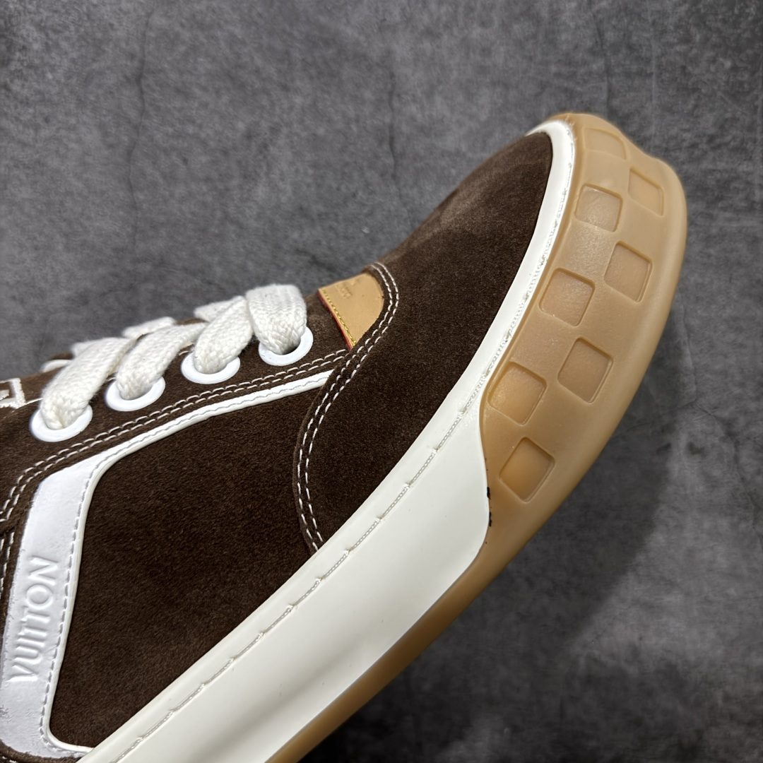 图片[6]-【升级版】LV 路易威登LOUIS VUITTON Tilted Low Sneakers 倾斜系列低帮复古休闲运动文化百搭板鞋 2026早春款板鞋 广东原产 升级原楦型开发纸版 厚实抽屉礼品鞋盒及包装说明书防尘布袋物件(附送官方快递加固牛皮纸外盒!!)#采用Monogram 丹宁布鞋面材质#鞋垫嵌入软脚感EVA物料#后跟耐弯折滴塑支撑片#全新开发TPR光泽组合隔色鞋底❗ 尺码：40 41 42 43 44 45-选品中心
