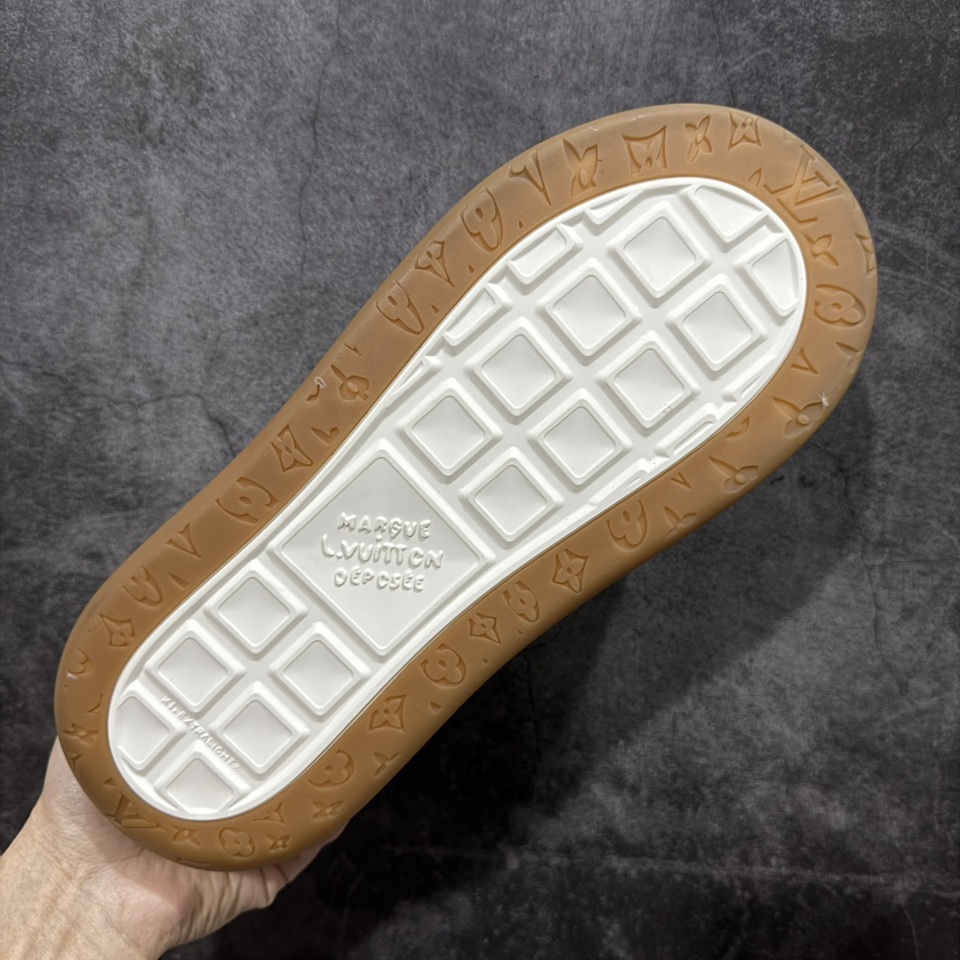 图片[9]-【升级版】LV 路易威登LOUIS VUITTON Tilted Low Sneakers 倾斜系列低帮复古休闲运动文化百搭板鞋 2026早春款板鞋 广东原产 升级原楦型开发纸版 厚实抽屉礼品鞋盒及包装说明书防尘布袋物件(附送官方快递加固牛皮纸外盒!!)#采用Monogram 丹宁布鞋面材质#鞋垫嵌入软脚感EVA物料#后跟耐弯折滴塑支撑片#全新开发TPR光泽组合隔色鞋底❗ 尺码：40 41 42 43 44 45-选品中心