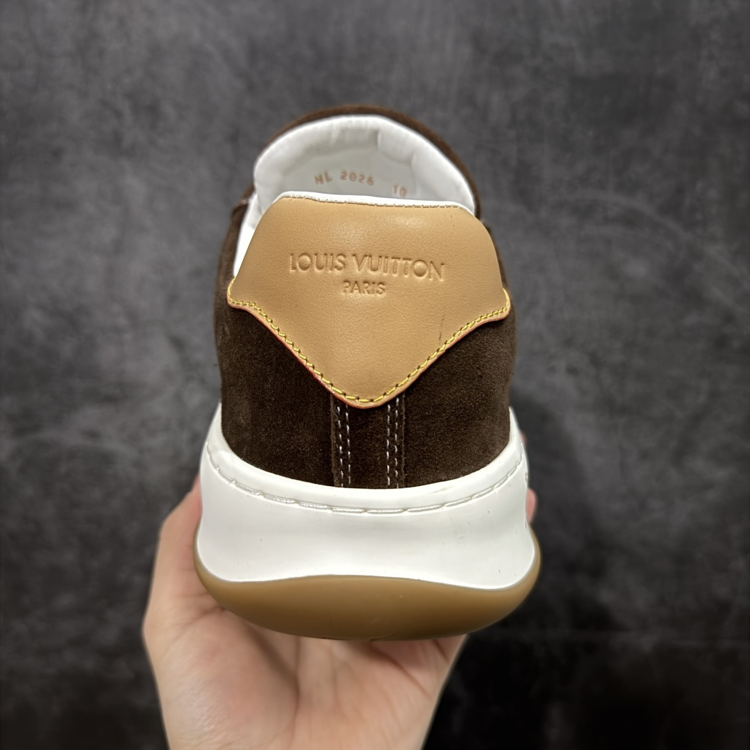 图片[4]-【升级版】LV 路易威登LOUIS VUITTON Tilted Low Sneakers 倾斜系列低帮复古休闲运动文化百搭板鞋 2026早春款板鞋 广东原产 升级原楦型开发纸版 厚实抽屉礼品鞋盒及包装说明书防尘布袋物件(附送官方快递加固牛皮纸外盒!!)#采用Monogram 丹宁布鞋面材质#鞋垫嵌入软脚感EVA物料#后跟耐弯折滴塑支撑片#全新开发TPR光泽组合隔色鞋底❗ 尺码：40 41 42 43 44 45-选品中心