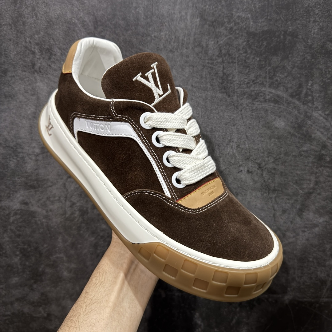 图片[3]-【升级版】LV 路易威登LOUIS VUITTON Tilted Low Sneakers 倾斜系列低帮复古休闲运动文化百搭板鞋 2026早春款板鞋 广东原产 升级原楦型开发纸版 厚实抽屉礼品鞋盒及包装说明书防尘布袋物件(附送官方快递加固牛皮纸外盒!!)#采用Monogram 丹宁布鞋面材质#鞋垫嵌入软脚感EVA物料#后跟耐弯折滴塑支撑片#全新开发TPR光泽组合隔色鞋底❗ 尺码：40 41 42 43 44 45-选品中心