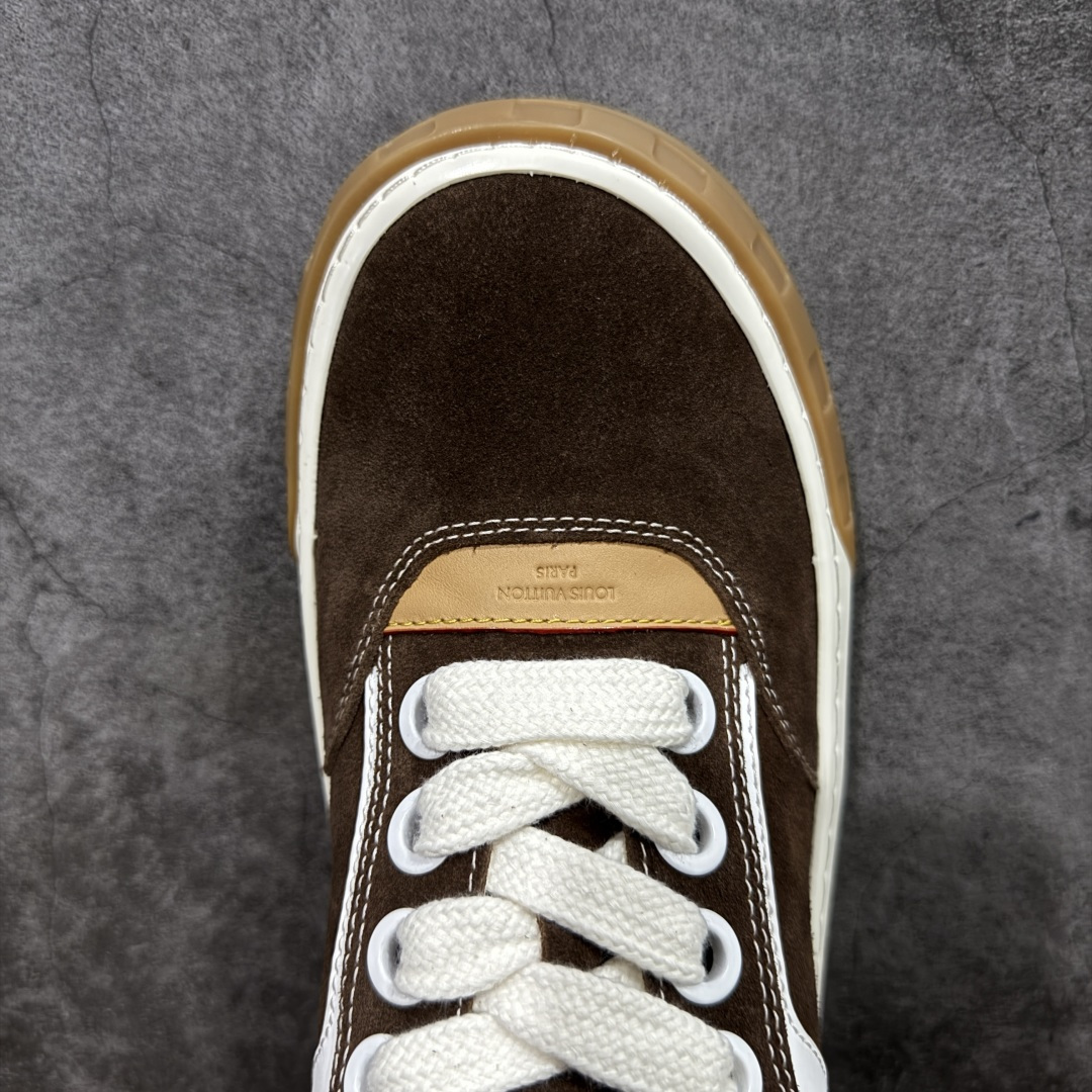 图片[5]-【升级版】LV 路易威登LOUIS VUITTON Tilted Low Sneakers 倾斜系列低帮复古休闲运动文化百搭板鞋 2026早春款板鞋 广东原产 升级原楦型开发纸版 厚实抽屉礼品鞋盒及包装说明书防尘布袋物件(附送官方快递加固牛皮纸外盒!!)#采用Monogram 丹宁布鞋面材质#鞋垫嵌入软脚感EVA物料#后跟耐弯折滴塑支撑片#全新开发TPR光泽组合隔色鞋底❗ 尺码：40 41 42 43 44 45-选品中心