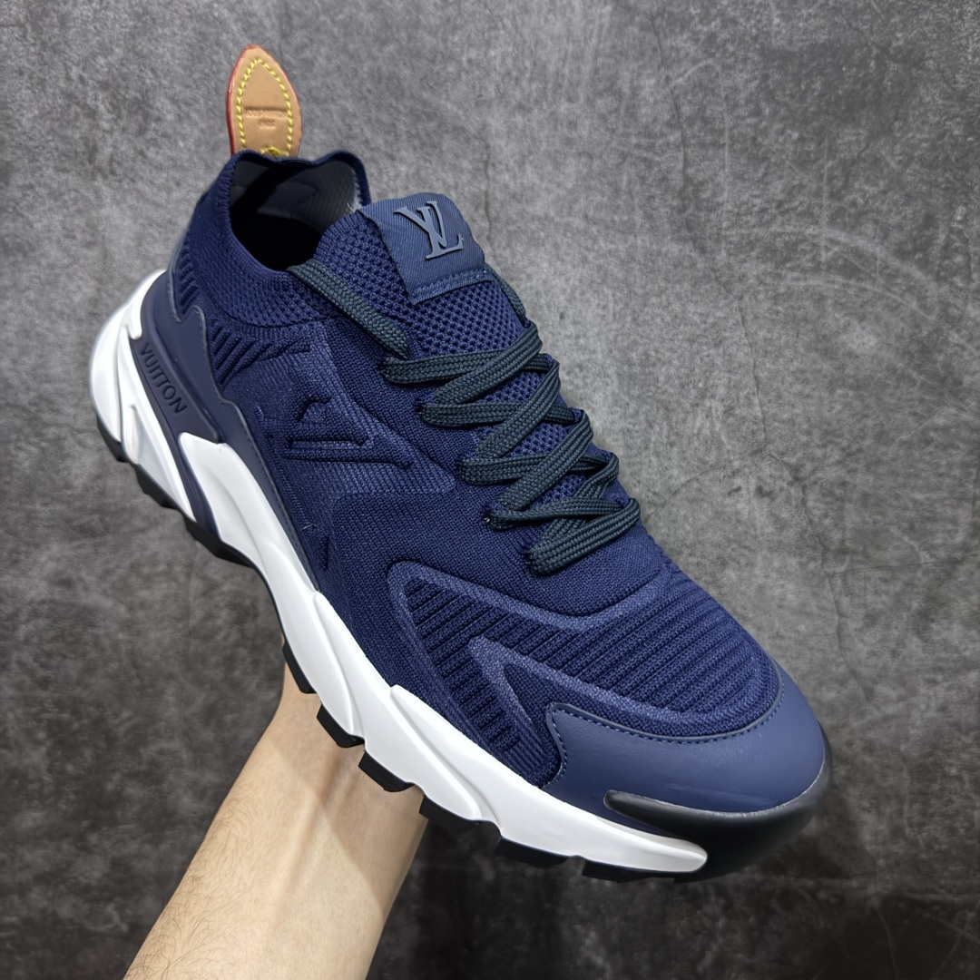 图片[3]-【YS 纯原】 广奢高端货 路易威登LOUIS VUITTON Runner Tatic系列 牛皮革 · 织物·圆头系带 · 低帮休闲男鞋 ✦ LV高端运动线 Runner Tatic 正统版型 ✦ 头层小牛皮革鞋面，纹理细腻、挺括高级 ✦ 原厂网面拼接结构，透气轻盈不闷脚 ✦ 圆头低帮设计，上脚更显修长与干净 ✦ 原楦开模开发，包裹感流畅贴合 ✦ 独家轻量缓震中底，行走舒适度拉满 ✦ 耐磨橡胶外底，抓地稳、耐穿强 ✦ LV Logo、花纹、结构点位全部对版 ✦ 专柜级包装＋配件齐全 ✦ 蓝色百搭耐看，通勤/日常轻奢必备 尺码：38-46-选品中心