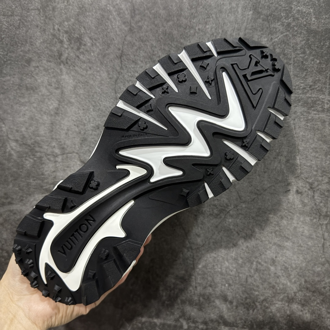 图片[9]-【YS 纯原】 广奢高端货 路易威登LOUIS VUITTON Runner Tatic系列 牛皮革 · 织物·圆头系带 · 低帮休闲男鞋 ✦ LV高端运动线 Runner Tatic 正统版型 ✦ 头层小牛皮革鞋面，纹理细腻、挺括高级 ✦ 原厂网面拼接结构，透气轻盈不闷脚 ✦ 圆头低帮设计，上脚更显修长与干净 ✦ 原楦开模开发，包裹感流畅贴合 ✦ 独家轻量缓震中底，行走舒适度拉满 ✦ 耐磨橡胶外底，抓地稳、耐穿强 ✦ LV Logo、花纹、结构点位全部对版 ✦ 专柜级包装＋配件齐全 ✦ 蓝色百搭耐看，通勤/日常轻奢必备 尺码：38-46-选品中心