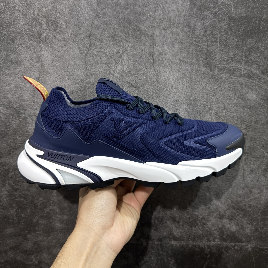 【YS 纯原】 广奢高端货 路易威登LOUIS VUITTON Runner Tatic系列 牛皮革 · 织物·圆头系带 · 低帮休闲男鞋 ✦ LV高端运动线 Runner Tatic 正统版型 ✦ 头层小牛皮革鞋面，纹理细腻、挺括高级 ✦ 原厂网面拼接结构，透气轻盈不闷脚 ✦ 圆头低帮设计，上脚更显修长与干净 ✦ 原楦开模开发，包裹感流畅贴合 ✦ 独家轻量缓震中底，行走舒适度拉满 ✦ 耐磨橡胶外底，抓地稳、耐穿强 ✦ LV Logo、花纹、结构点位全部对版 ✦ 专柜级包装＋配件齐全 ✦ 蓝色百搭耐看，通勤/日常轻奢必备 尺码：38-46-选品中心