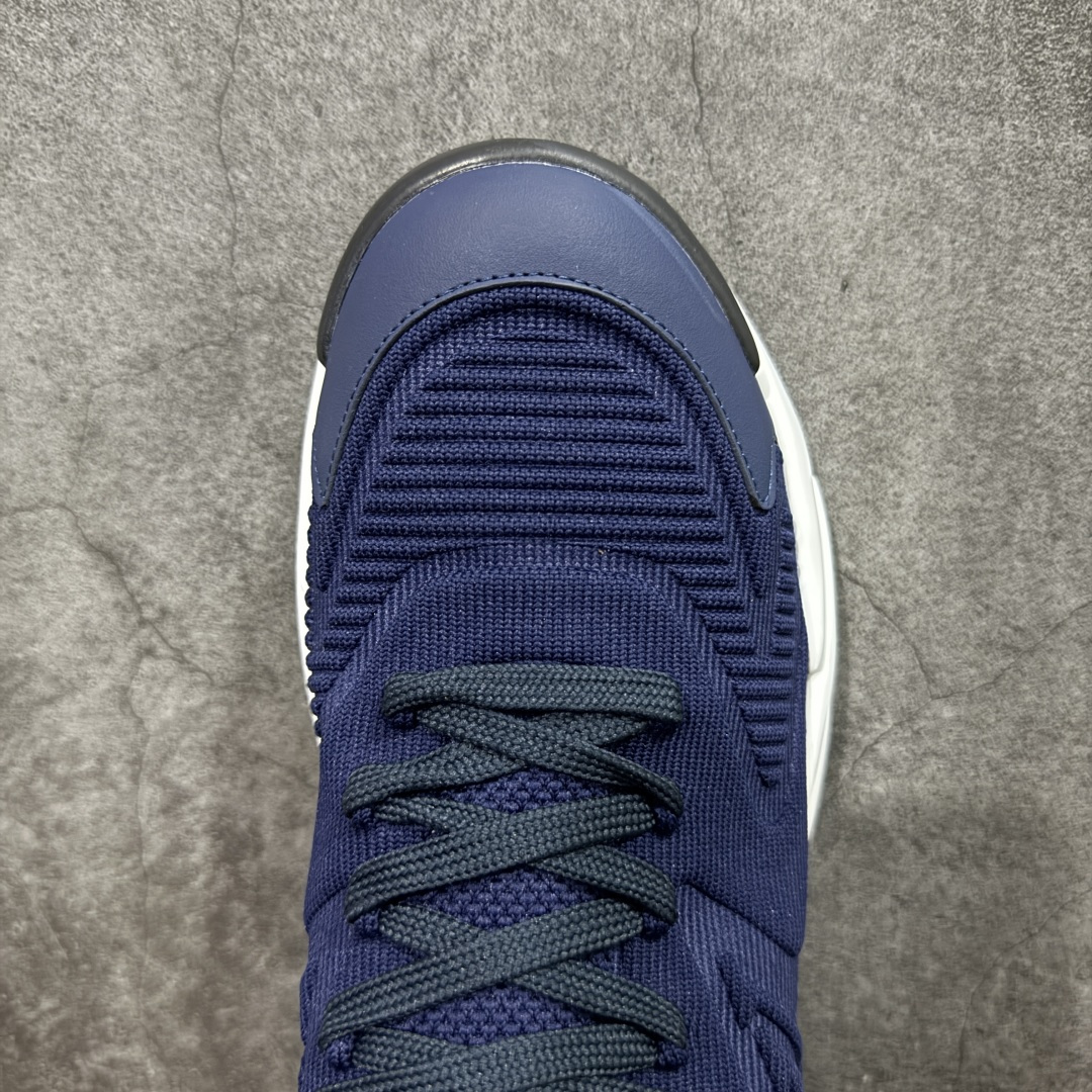 图片[5]-【YS 纯原】 广奢高端货 路易威登LOUIS VUITTON Runner Tatic系列 牛皮革 · 织物·圆头系带 · 低帮休闲男鞋 ✦ LV高端运动线 Runner Tatic 正统版型 ✦ 头层小牛皮革鞋面，纹理细腻、挺括高级 ✦ 原厂网面拼接结构，透气轻盈不闷脚 ✦ 圆头低帮设计，上脚更显修长与干净 ✦ 原楦开模开发，包裹感流畅贴合 ✦ 独家轻量缓震中底，行走舒适度拉满 ✦ 耐磨橡胶外底，抓地稳、耐穿强 ✦ LV Logo、花纹、结构点位全部对版 ✦ 专柜级包装＋配件齐全 ✦ 蓝色百搭耐看，通勤/日常轻奢必备 尺码：38-46-选品中心