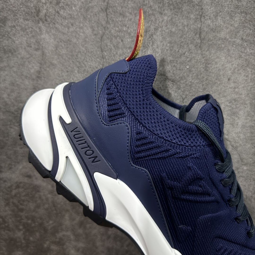 图片[7]-【YS 纯原】 广奢高端货 路易威登LOUIS VUITTON Runner Tatic系列 牛皮革 · 织物·圆头系带 · 低帮休闲男鞋 ✦ LV高端运动线 Runner Tatic 正统版型 ✦ 头层小牛皮革鞋面，纹理细腻、挺括高级 ✦ 原厂网面拼接结构，透气轻盈不闷脚 ✦ 圆头低帮设计，上脚更显修长与干净 ✦ 原楦开模开发，包裹感流畅贴合 ✦ 独家轻量缓震中底，行走舒适度拉满 ✦ 耐磨橡胶外底，抓地稳、耐穿强 ✦ LV Logo、花纹、结构点位全部对版 ✦ 专柜级包装＋配件齐全 ✦ 蓝色百搭耐看，通勤/日常轻奢必备 尺码：38-46-选品中心