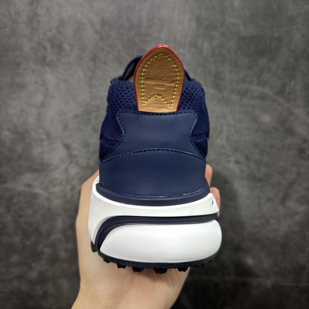 图片[4]-【YS 纯原】 广奢高端货 路易威登LOUIS VUITTON Runner Tatic系列 牛皮革 · 织物·圆头系带 · 低帮休闲男鞋 ✦ LV高端运动线 Runner Tatic 正统版型 ✦ 头层小牛皮革鞋面，纹理细腻、挺括高级 ✦ 原厂网面拼接结构，透气轻盈不闷脚 ✦ 圆头低帮设计，上脚更显修长与干净 ✦ 原楦开模开发，包裹感流畅贴合 ✦ 独家轻量缓震中底，行走舒适度拉满 ✦ 耐磨橡胶外底，抓地稳、耐穿强 ✦ LV Logo、花纹、结构点位全部对版 ✦ 专柜级包装＋配件齐全 ✦ 蓝色百搭耐看，通勤/日常轻奢必备 尺码：38-46-选品中心