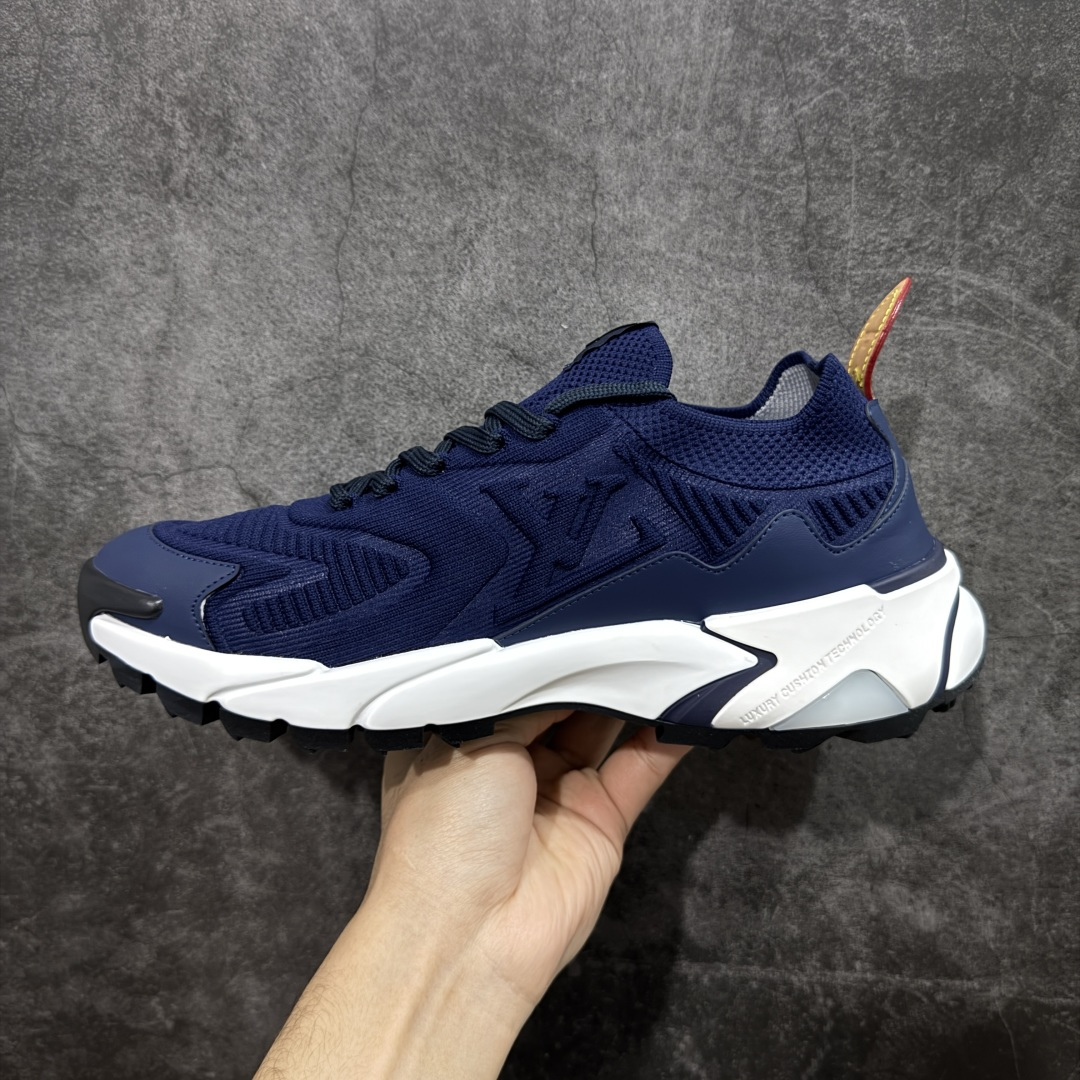 图片[2]-【YS 纯原】 广奢高端货 路易威登LOUIS VUITTON Runner Tatic系列 牛皮革 · 织物·圆头系带 · 低帮休闲男鞋 ✦ LV高端运动线 Runner Tatic 正统版型 ✦ 头层小牛皮革鞋面，纹理细腻、挺括高级 ✦ 原厂网面拼接结构，透气轻盈不闷脚 ✦ 圆头低帮设计，上脚更显修长与干净 ✦ 原楦开模开发，包裹感流畅贴合 ✦ 独家轻量缓震中底，行走舒适度拉满 ✦ 耐磨橡胶外底，抓地稳、耐穿强 ✦ LV Logo、花纹、结构点位全部对版 ✦ 专柜级包装＋配件齐全 ✦ 蓝色百搭耐看，通勤/日常轻奢必备 尺码：38-46-选品中心