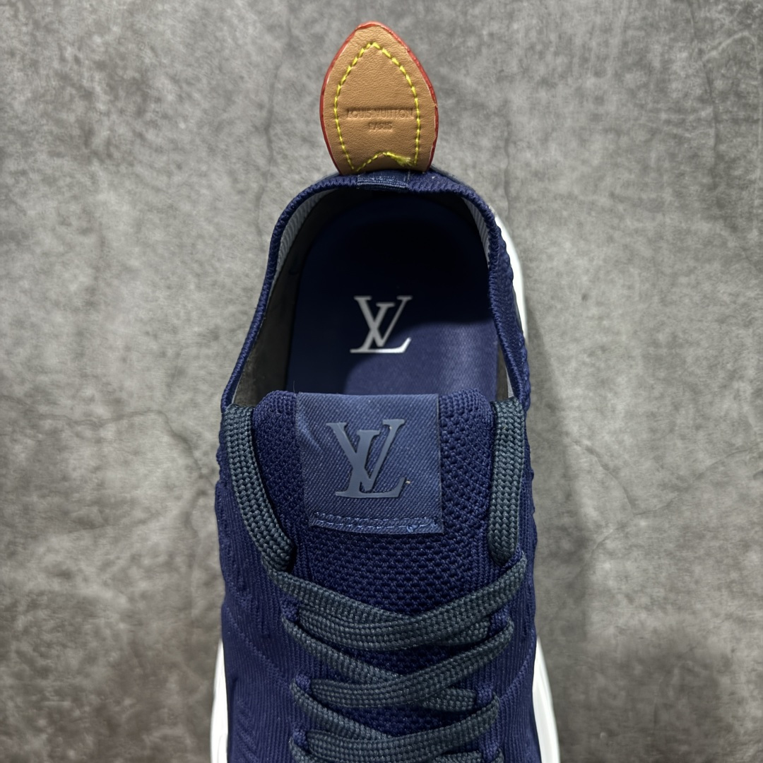 图片[8]-【YS 纯原】 广奢高端货 路易威登LOUIS VUITTON Runner Tatic系列 牛皮革 · 织物·圆头系带 · 低帮休闲男鞋 ✦ LV高端运动线 Runner Tatic 正统版型 ✦ 头层小牛皮革鞋面，纹理细腻、挺括高级 ✦ 原厂网面拼接结构，透气轻盈不闷脚 ✦ 圆头低帮设计，上脚更显修长与干净 ✦ 原楦开模开发，包裹感流畅贴合 ✦ 独家轻量缓震中底，行走舒适度拉满 ✦ 耐磨橡胶外底，抓地稳、耐穿强 ✦ LV Logo、花纹、结构点位全部对版 ✦ 专柜级包装＋配件齐全 ✦ 蓝色百搭耐看，通勤/日常轻奢必备 尺码：38-46-选品中心