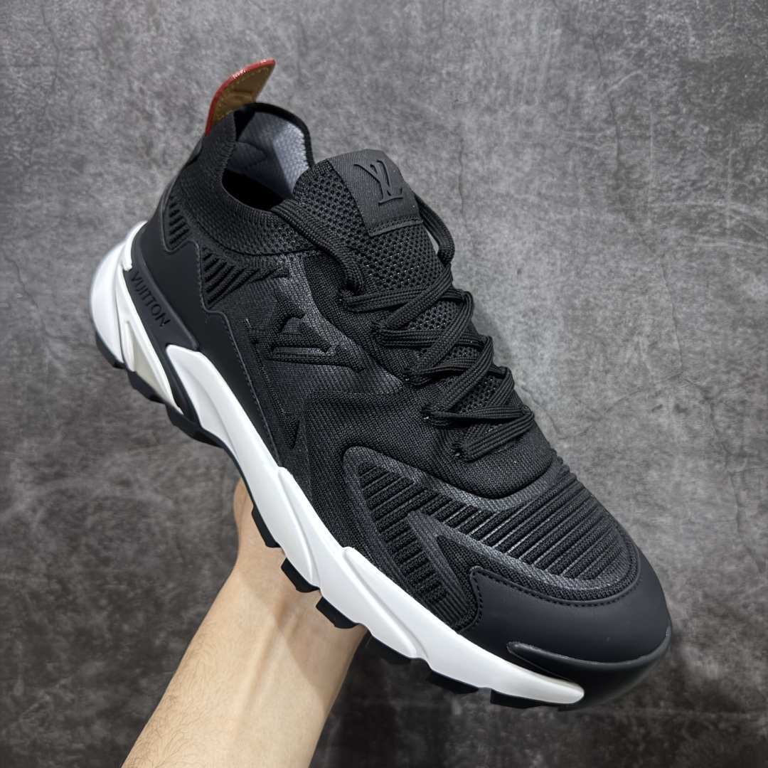 图片[3]-【YS 纯原】 广奢高端货 路易威登LOUIS VUITTON Runner Tatic系列 牛皮革 · 织物·圆头系带 · 低帮休闲男鞋 ✦ LV高端运动线 Runner Tatic 正统版型 ✦ 头层小牛皮革鞋面，纹理细腻、挺括高级 ✦ 原厂网面拼接结构，透气轻盈不闷脚 ✦ 圆头低帮设计，上脚更显修长与干净 ✦ 原楦开模开发，包裹感流畅贴合 ✦ 独家轻量缓震中底，行走舒适度拉满 ✦ 耐磨橡胶外底，抓地稳、耐穿强 ✦ LV Logo、花纹、结构点位全部对版 ✦ 专柜级包装＋配件齐全 ✦ 蓝色百搭耐看，通勤/日常轻奢必备 尺码：38-46-选品中心