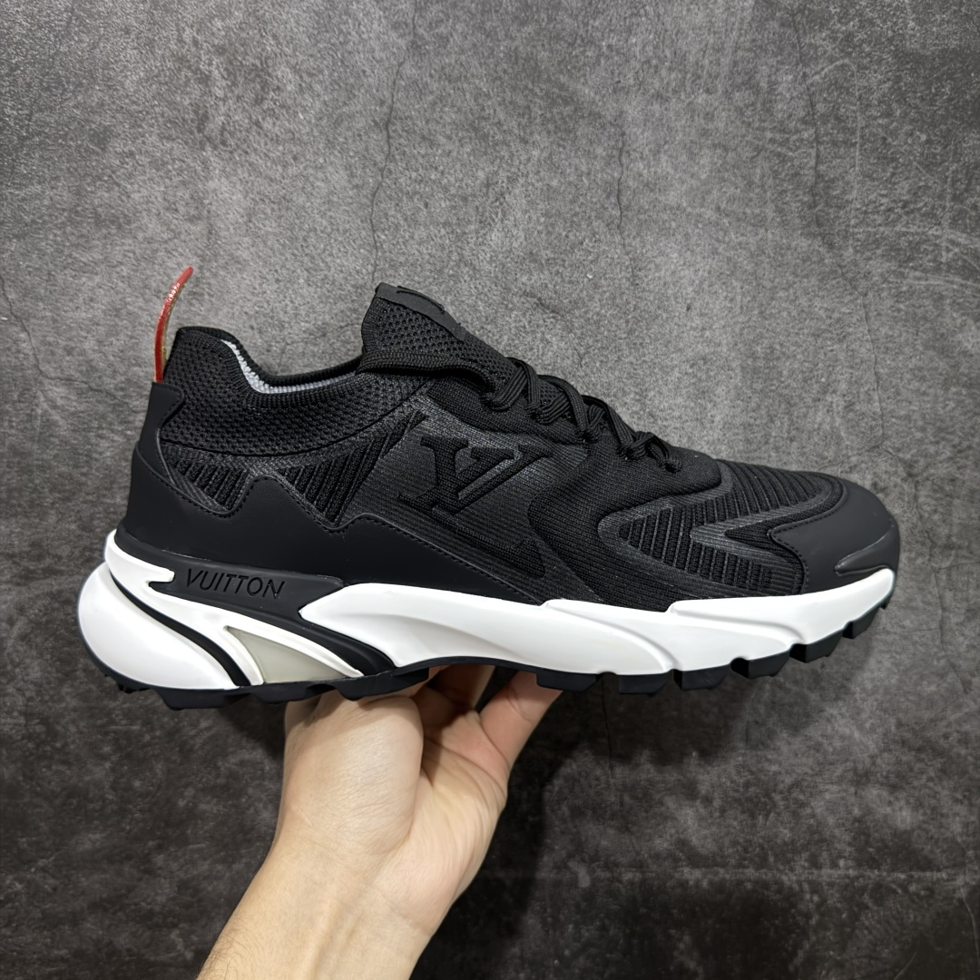 【YS 纯原】 广奢高端货 路易威登LOUIS VUITTON Runner Tatic系列 牛皮革 · 织物·圆头系带 · 低帮休闲男鞋 ✦ LV高端运动线 Runner Tatic 正统版型 ✦ 头层小牛皮革鞋面，纹理细腻、挺括高级 ✦ 原厂网面拼接结构，透气轻盈不闷脚 ✦ 圆头低帮设计，上脚更显修长与干净 ✦ 原楦开模开发，包裹感流畅贴合 ✦ 独家轻量缓震中底，行走舒适度拉满 ✦ 耐磨橡胶外底，抓地稳、耐穿强 ✦ LV Logo、花纹、结构点位全部对版 ✦ 专柜级包装＋配件齐全 ✦ 蓝色百搭耐看，通勤/日常轻奢必备 尺码：38-46-选品中心