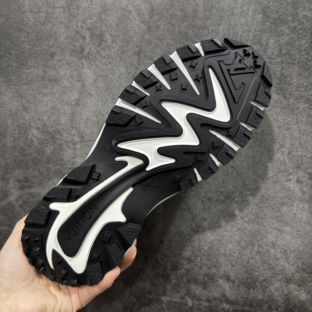 图片[9]-【YS 纯原】 广奢高端货 路易威登LOUIS VUITTON Runner Tatic系列 牛皮革 · 织物·圆头系带 · 低帮休闲男鞋 ✦ LV高端运动线 Runner Tatic 正统版型 ✦ 头层小牛皮革鞋面，纹理细腻、挺括高级 ✦ 原厂网面拼接结构，透气轻盈不闷脚 ✦ 圆头低帮设计，上脚更显修长与干净 ✦ 原楦开模开发，包裹感流畅贴合 ✦ 独家轻量缓震中底，行走舒适度拉满 ✦ 耐磨橡胶外底，抓地稳、耐穿强 ✦ LV Logo、花纹、结构点位全部对版 ✦ 专柜级包装＋配件齐全 ✦ 蓝色百搭耐看，通勤/日常轻奢必备 尺码：38-46-选品中心