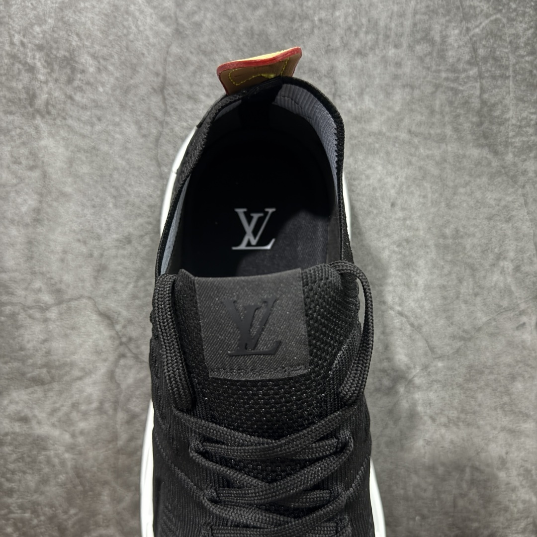 图片[8]-【YS 纯原】 广奢高端货 路易威登LOUIS VUITTON Runner Tatic系列 牛皮革 · 织物·圆头系带 · 低帮休闲男鞋 ✦ LV高端运动线 Runner Tatic 正统版型 ✦ 头层小牛皮革鞋面，纹理细腻、挺括高级 ✦ 原厂网面拼接结构，透气轻盈不闷脚 ✦ 圆头低帮设计，上脚更显修长与干净 ✦ 原楦开模开发，包裹感流畅贴合 ✦ 独家轻量缓震中底，行走舒适度拉满 ✦ 耐磨橡胶外底，抓地稳、耐穿强 ✦ LV Logo、花纹、结构点位全部对版 ✦ 专柜级包装＋配件齐全 ✦ 蓝色百搭耐看，通勤/日常轻奢必备 尺码：38-46-选品中心