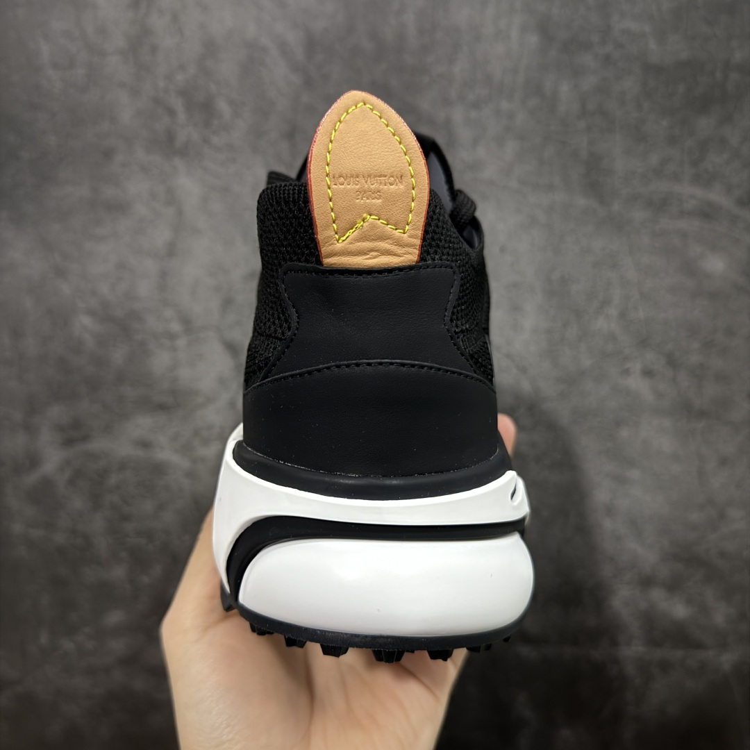 图片[4]-【YS 纯原】 广奢高端货 路易威登LOUIS VUITTON Runner Tatic系列 牛皮革 · 织物·圆头系带 · 低帮休闲男鞋 ✦ LV高端运动线 Runner Tatic 正统版型 ✦ 头层小牛皮革鞋面，纹理细腻、挺括高级 ✦ 原厂网面拼接结构，透气轻盈不闷脚 ✦ 圆头低帮设计，上脚更显修长与干净 ✦ 原楦开模开发，包裹感流畅贴合 ✦ 独家轻量缓震中底，行走舒适度拉满 ✦ 耐磨橡胶外底，抓地稳、耐穿强 ✦ LV Logo、花纹、结构点位全部对版 ✦ 专柜级包装＋配件齐全 ✦ 蓝色百搭耐看，通勤/日常轻奢必备 尺码：38-46-选品中心