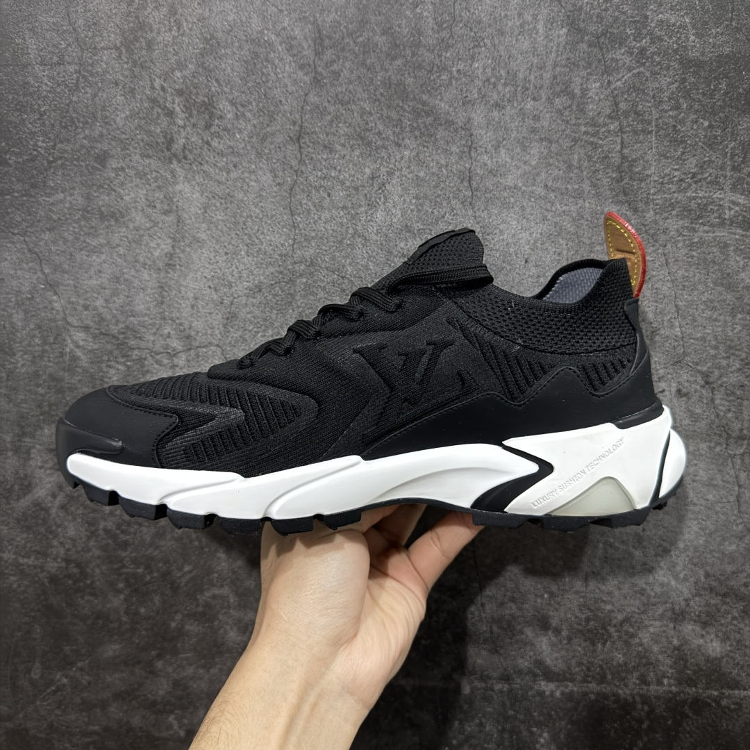 图片[2]-【YS 纯原】 广奢高端货 路易威登LOUIS VUITTON Runner Tatic系列 牛皮革 · 织物·圆头系带 · 低帮休闲男鞋 ✦ LV高端运动线 Runner Tatic 正统版型 ✦ 头层小牛皮革鞋面，纹理细腻、挺括高级 ✦ 原厂网面拼接结构，透气轻盈不闷脚 ✦ 圆头低帮设计，上脚更显修长与干净 ✦ 原楦开模开发，包裹感流畅贴合 ✦ 独家轻量缓震中底，行走舒适度拉满 ✦ 耐磨橡胶外底，抓地稳、耐穿强 ✦ LV Logo、花纹、结构点位全部对版 ✦ 专柜级包装＋配件齐全 ✦ 蓝色百搭耐看，通勤/日常轻奢必备 尺码：38-46-选品中心