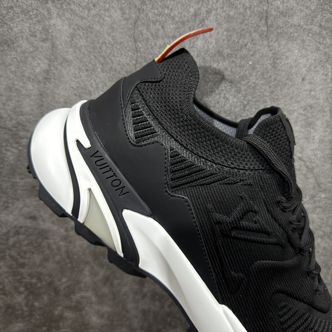 图片[7]-【YS 纯原】 广奢高端货 路易威登LOUIS VUITTON Runner Tatic系列 牛皮革 · 织物·圆头系带 · 低帮休闲男鞋 ✦ LV高端运动线 Runner Tatic 正统版型 ✦ 头层小牛皮革鞋面，纹理细腻、挺括高级 ✦ 原厂网面拼接结构，透气轻盈不闷脚 ✦ 圆头低帮设计，上脚更显修长与干净 ✦ 原楦开模开发，包裹感流畅贴合 ✦ 独家轻量缓震中底，行走舒适度拉满 ✦ 耐磨橡胶外底，抓地稳、耐穿强 ✦ LV Logo、花纹、结构点位全部对版 ✦ 专柜级包装＋配件齐全 ✦ 蓝色百搭耐看，通勤/日常轻奢必备 尺码：38-46-选品中心