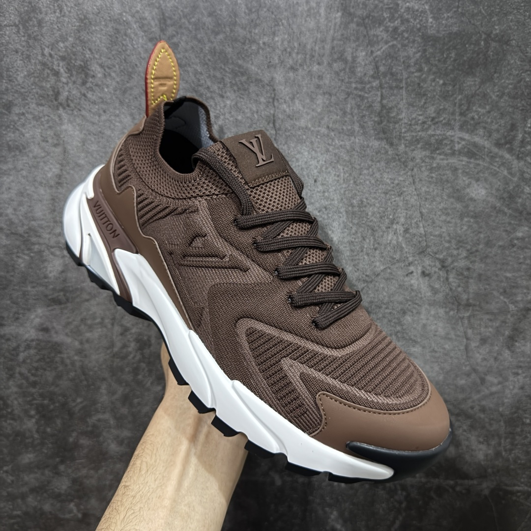 图片[3]-【YS 纯原】 广奢高端货 路易威登LOUIS VUITTON Runner Tatic系列 牛皮革 · 织物·圆头系带 · 低帮休闲男鞋 ✦ LV高端运动线 Runner Tatic 正统版型 ✦ 头层小牛皮革鞋面，纹理细腻、挺括高级 ✦ 原厂网面拼接结构，透气轻盈不闷脚 ✦ 圆头低帮设计，上脚更显修长与干净 ✦ 原楦开模开发，包裹感流畅贴合 ✦ 独家轻量缓震中底，行走舒适度拉满 ✦ 耐磨橡胶外底，抓地稳、耐穿强 ✦ LV Logo、花纹、结构点位全部对版 ✦ 专柜级包装＋配件齐全 ✦ 蓝色百搭耐看，通勤/日常轻奢必备 尺码：38-46-选品中心