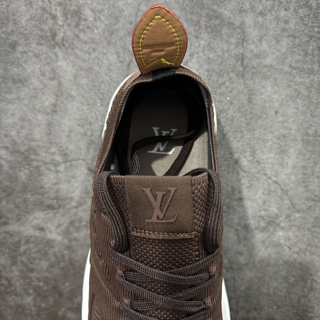 图片[8]-【YS 纯原】 广奢高端货 路易威登LOUIS VUITTON Runner Tatic系列 牛皮革 · 织物·圆头系带 · 低帮休闲男鞋 ✦ LV高端运动线 Runner Tatic 正统版型 ✦ 头层小牛皮革鞋面，纹理细腻、挺括高级 ✦ 原厂网面拼接结构，透气轻盈不闷脚 ✦ 圆头低帮设计，上脚更显修长与干净 ✦ 原楦开模开发，包裹感流畅贴合 ✦ 独家轻量缓震中底，行走舒适度拉满 ✦ 耐磨橡胶外底，抓地稳、耐穿强 ✦ LV Logo、花纹、结构点位全部对版 ✦ 专柜级包装＋配件齐全 ✦ 蓝色百搭耐看，通勤/日常轻奢必备 尺码：38-46-选品中心