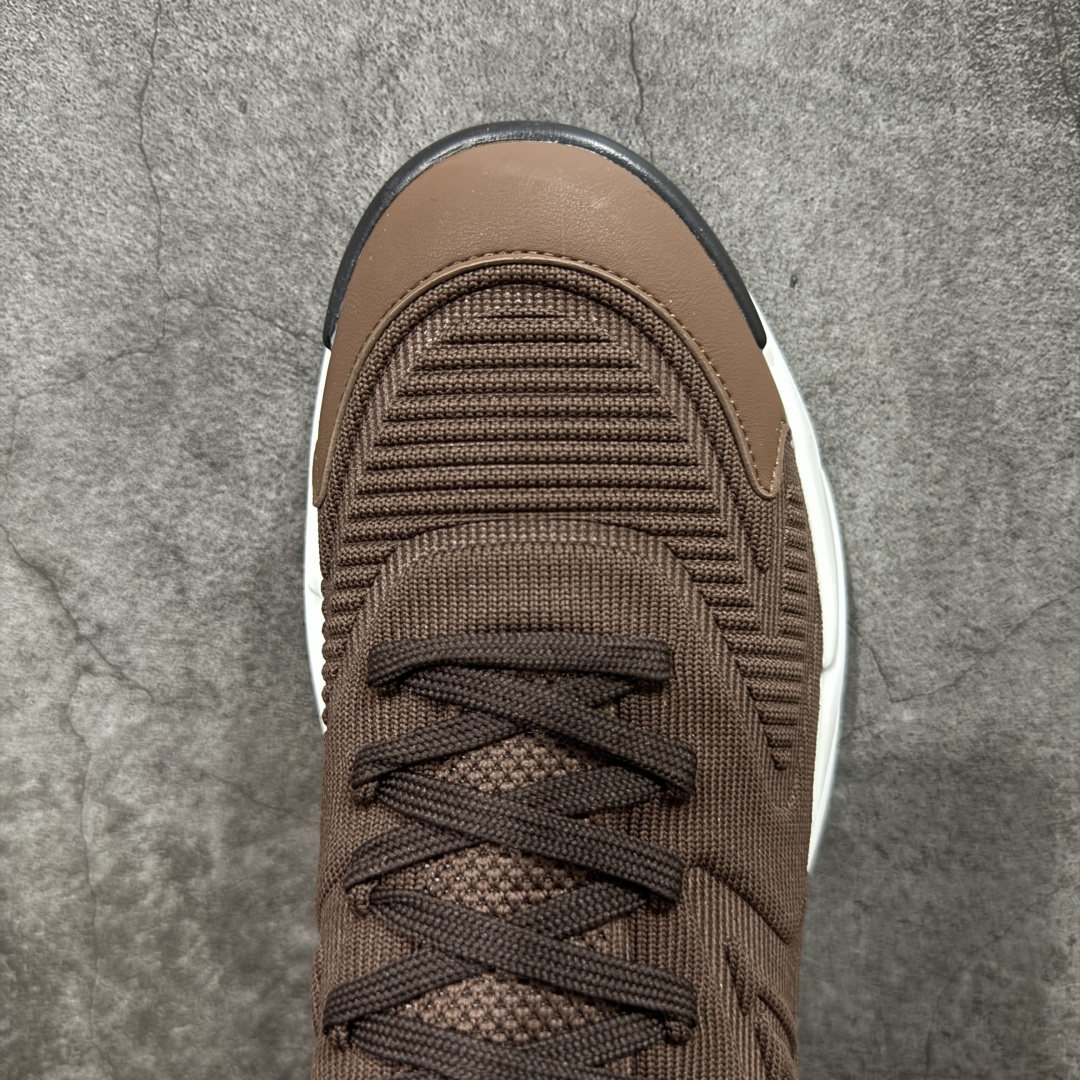 图片[5]-【YS 纯原】 广奢高端货 路易威登LOUIS VUITTON Runner Tatic系列 牛皮革 · 织物·圆头系带 · 低帮休闲男鞋 ✦ LV高端运动线 Runner Tatic 正统版型 ✦ 头层小牛皮革鞋面，纹理细腻、挺括高级 ✦ 原厂网面拼接结构，透气轻盈不闷脚 ✦ 圆头低帮设计，上脚更显修长与干净 ✦ 原楦开模开发，包裹感流畅贴合 ✦ 独家轻量缓震中底，行走舒适度拉满 ✦ 耐磨橡胶外底，抓地稳、耐穿强 ✦ LV Logo、花纹、结构点位全部对版 ✦ 专柜级包装＋配件齐全 ✦ 蓝色百搭耐看，通勤/日常轻奢必备 尺码：38-46-选品中心