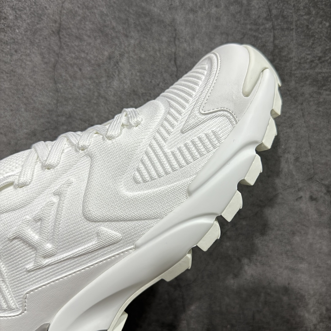 图片[6]-【YS 纯原】 广奢高端货 路易威登LOUIS VUITTON Runner Tatic系列 牛皮革 · 织物·圆头系带 · 低帮休闲男鞋 ✦ LV高端运动线 Runner Tatic 正统版型 ✦ 头层小牛皮革鞋面，纹理细腻、挺括高级 ✦ 原厂网面拼接结构，透气轻盈不闷脚 ✦ 圆头低帮设计，上脚更显修长与干净 ✦ 原楦开模开发，包裹感流畅贴合 ✦ 独家轻量缓震中底，行走舒适度拉满 ✦ 耐磨橡胶外底，抓地稳、耐穿强 ✦ LV Logo、花纹、结构点位全部对版 ✦ 专柜级包装＋配件齐全 ✦ 蓝色百搭耐看，通勤/日常轻奢必备 尺码：38-46-选品中心