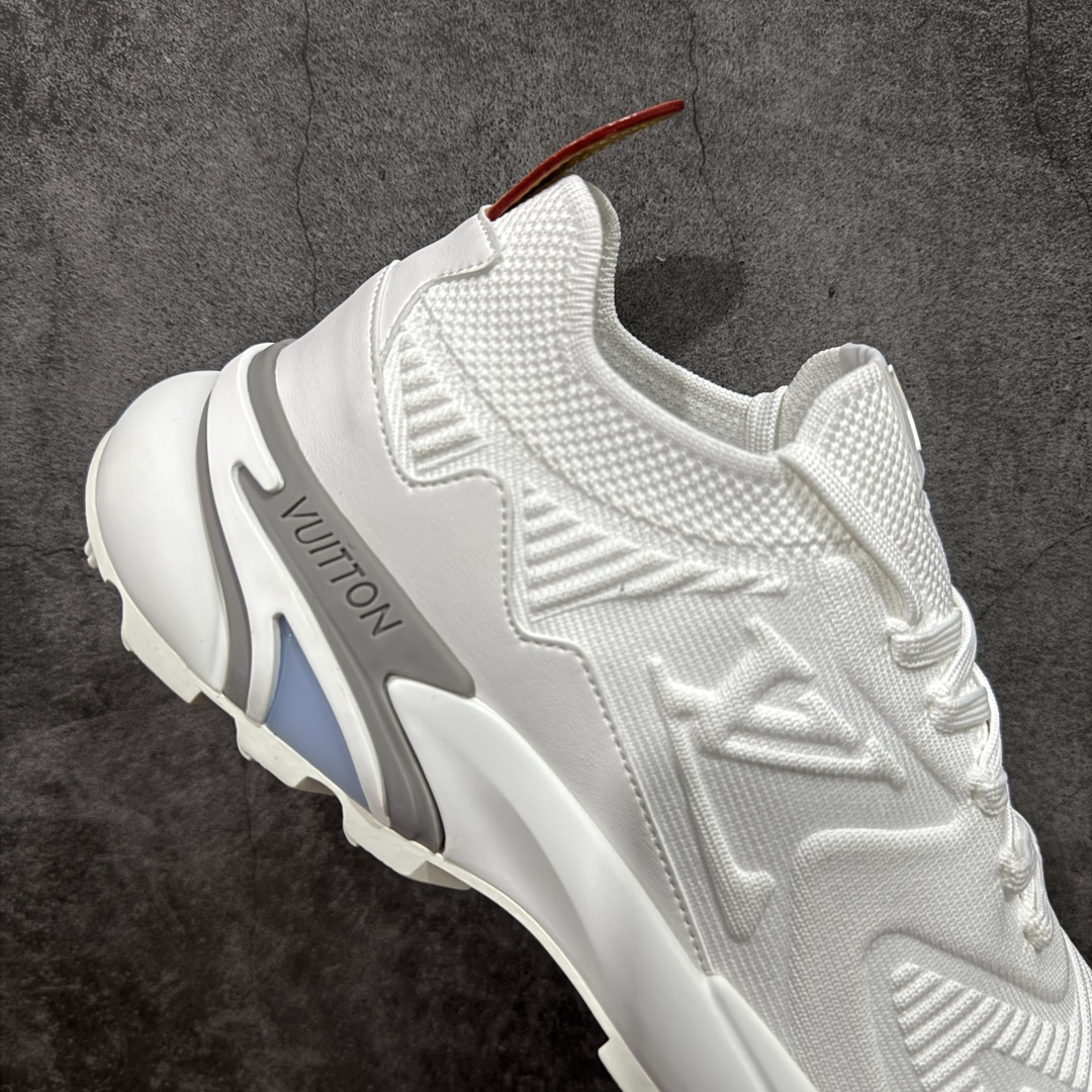 图片[7]-【YS 纯原】 广奢高端货 路易威登LOUIS VUITTON Runner Tatic系列 牛皮革 · 织物·圆头系带 · 低帮休闲男鞋 ✦ LV高端运动线 Runner Tatic 正统版型 ✦ 头层小牛皮革鞋面，纹理细腻、挺括高级 ✦ 原厂网面拼接结构，透气轻盈不闷脚 ✦ 圆头低帮设计，上脚更显修长与干净 ✦ 原楦开模开发，包裹感流畅贴合 ✦ 独家轻量缓震中底，行走舒适度拉满 ✦ 耐磨橡胶外底，抓地稳、耐穿强 ✦ LV Logo、花纹、结构点位全部对版 ✦ 专柜级包装＋配件齐全 ✦ 蓝色百搭耐看，通勤/日常轻奢必备 尺码：38-46-选品中心