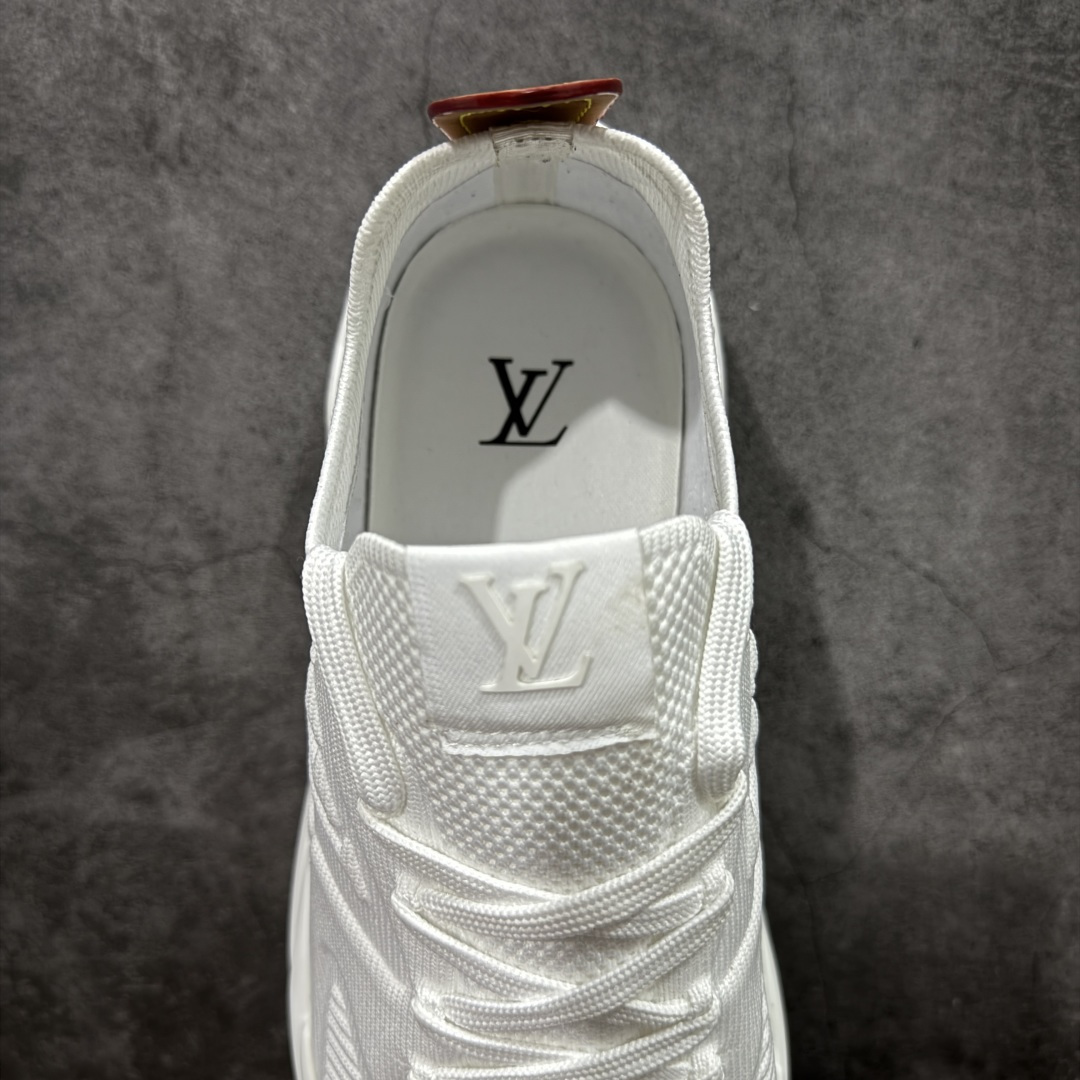 图片[8]-【YS 纯原】 广奢高端货 路易威登LOUIS VUITTON Runner Tatic系列 牛皮革 · 织物·圆头系带 · 低帮休闲男鞋 ✦ LV高端运动线 Runner Tatic 正统版型 ✦ 头层小牛皮革鞋面，纹理细腻、挺括高级 ✦ 原厂网面拼接结构，透气轻盈不闷脚 ✦ 圆头低帮设计，上脚更显修长与干净 ✦ 原楦开模开发，包裹感流畅贴合 ✦ 独家轻量缓震中底，行走舒适度拉满 ✦ 耐磨橡胶外底，抓地稳、耐穿强 ✦ LV Logo、花纹、结构点位全部对版 ✦ 专柜级包装＋配件齐全 ✦ 蓝色百搭耐看，通勤/日常轻奢必备 尺码：38-46-选品中心