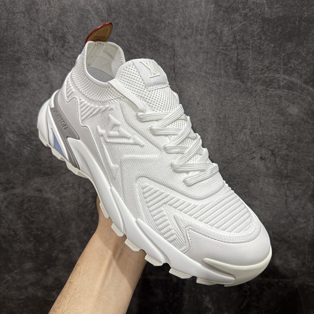 图片[3]-【YS 纯原】 广奢高端货 路易威登LOUIS VUITTON Runner Tatic系列 牛皮革 · 织物·圆头系带 · 低帮休闲男鞋 ✦ LV高端运动线 Runner Tatic 正统版型 ✦ 头层小牛皮革鞋面，纹理细腻、挺括高级 ✦ 原厂网面拼接结构，透气轻盈不闷脚 ✦ 圆头低帮设计，上脚更显修长与干净 ✦ 原楦开模开发，包裹感流畅贴合 ✦ 独家轻量缓震中底，行走舒适度拉满 ✦ 耐磨橡胶外底，抓地稳、耐穿强 ✦ LV Logo、花纹、结构点位全部对版 ✦ 专柜级包装＋配件齐全 ✦ 蓝色百搭耐看，通勤/日常轻奢必备 尺码：38-46-选品中心