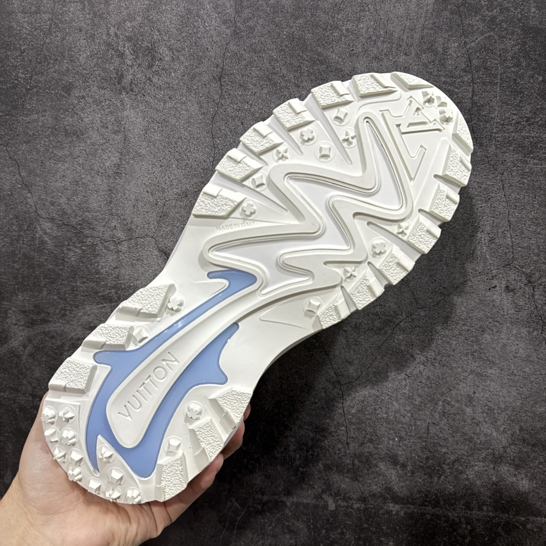 图片[9]-【YS 纯原】 广奢高端货 路易威登LOUIS VUITTON Runner Tatic系列 牛皮革 · 织物·圆头系带 · 低帮休闲男鞋 ✦ LV高端运动线 Runner Tatic 正统版型 ✦ 头层小牛皮革鞋面，纹理细腻、挺括高级 ✦ 原厂网面拼接结构，透气轻盈不闷脚 ✦ 圆头低帮设计，上脚更显修长与干净 ✦ 原楦开模开发，包裹感流畅贴合 ✦ 独家轻量缓震中底，行走舒适度拉满 ✦ 耐磨橡胶外底，抓地稳、耐穿强 ✦ LV Logo、花纹、结构点位全部对版 ✦ 专柜级包装＋配件齐全 ✦ 蓝色百搭耐看，通勤/日常轻奢必备 尺码：38-46-选品中心