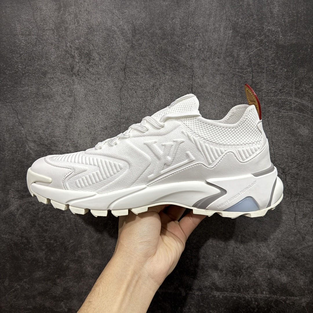 图片[2]-【YS 纯原】 广奢高端货 路易威登LOUIS VUITTON Runner Tatic系列 牛皮革 · 织物·圆头系带 · 低帮休闲男鞋 ✦ LV高端运动线 Runner Tatic 正统版型 ✦ 头层小牛皮革鞋面，纹理细腻、挺括高级 ✦ 原厂网面拼接结构，透气轻盈不闷脚 ✦ 圆头低帮设计，上脚更显修长与干净 ✦ 原楦开模开发，包裹感流畅贴合 ✦ 独家轻量缓震中底，行走舒适度拉满 ✦ 耐磨橡胶外底，抓地稳、耐穿强 ✦ LV Logo、花纹、结构点位全部对版 ✦ 专柜级包装＋配件齐全 ✦ 蓝色百搭耐看，通勤/日常轻奢必备 尺码：38-46-选品中心