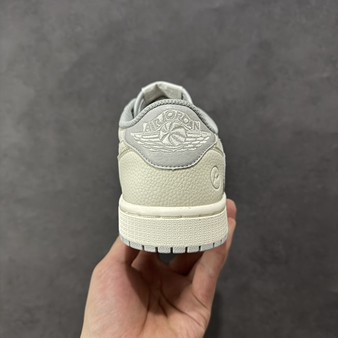 图片[4]-【定制版】Travis Scott x Fragment Design x Air Jordan 1 Low OG SP AJ1 乔1闪电联名 低帮文化休闲板鞋 LK1099-062  #多方联名合作融合了Travis Scott 独特的音乐风格，藤原浩个性的设计风格以及Jordan品牌的经典元素 使其成为一双具有独特身份和价值的鞋子 清新而立体的外观加上联名标识更突出了其独特身份 这种配色方案显示出活力和时尚感 在视觉上引人注目 鞋身的质感和细腻的细节处理使其显得高端而格调十足 这款“倒钩”联名是设计与创意完美结合 融合多方的个性风格是一款备受瞩目的潮流鞋款  尺码：36 36.5 37.5 38 38.5 39 40 40.5 41 42 42.5 43 44 44.5 45-选品中心