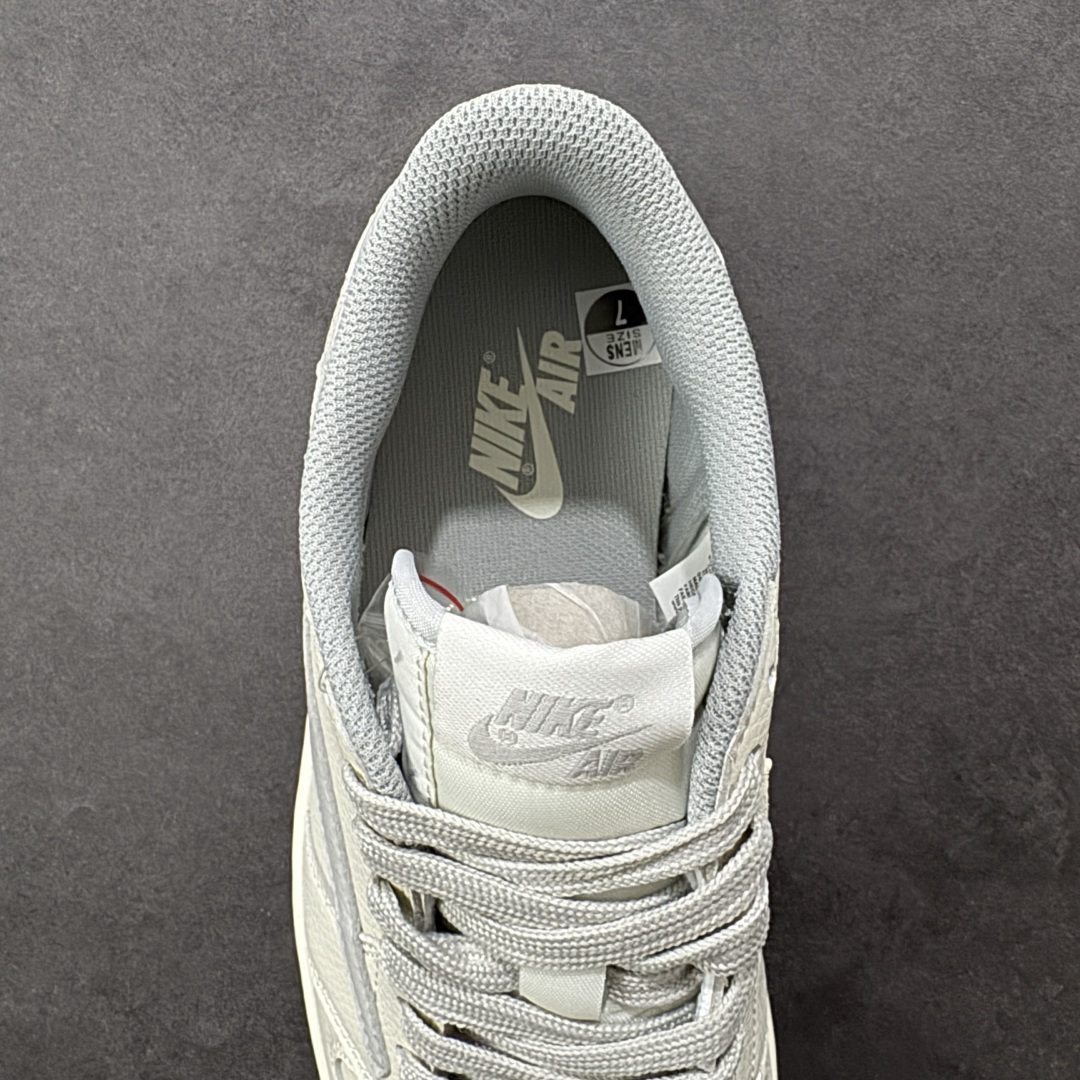 图片[7]-【定制版】Travis Scott x Fragment Design x Air Jordan 1 Low OG SP AJ1 乔1闪电联名 低帮文化休闲板鞋 LK1099-062  #多方联名合作融合了Travis Scott 独特的音乐风格，藤原浩个性的设计风格以及Jordan品牌的经典元素 使其成为一双具有独特身份和价值的鞋子 清新而立体的外观加上联名标识更突出了其独特身份 这种配色方案显示出活力和时尚感 在视觉上引人注目 鞋身的质感和细腻的细节处理使其显得高端而格调十足 这款“倒钩”联名是设计与创意完美结合 融合多方的个性风格是一款备受瞩目的潮流鞋款  尺码：36 36.5 37.5 38 38.5 39 40 40.5 41 42 42.5 43 44 44.5 45-选品中心