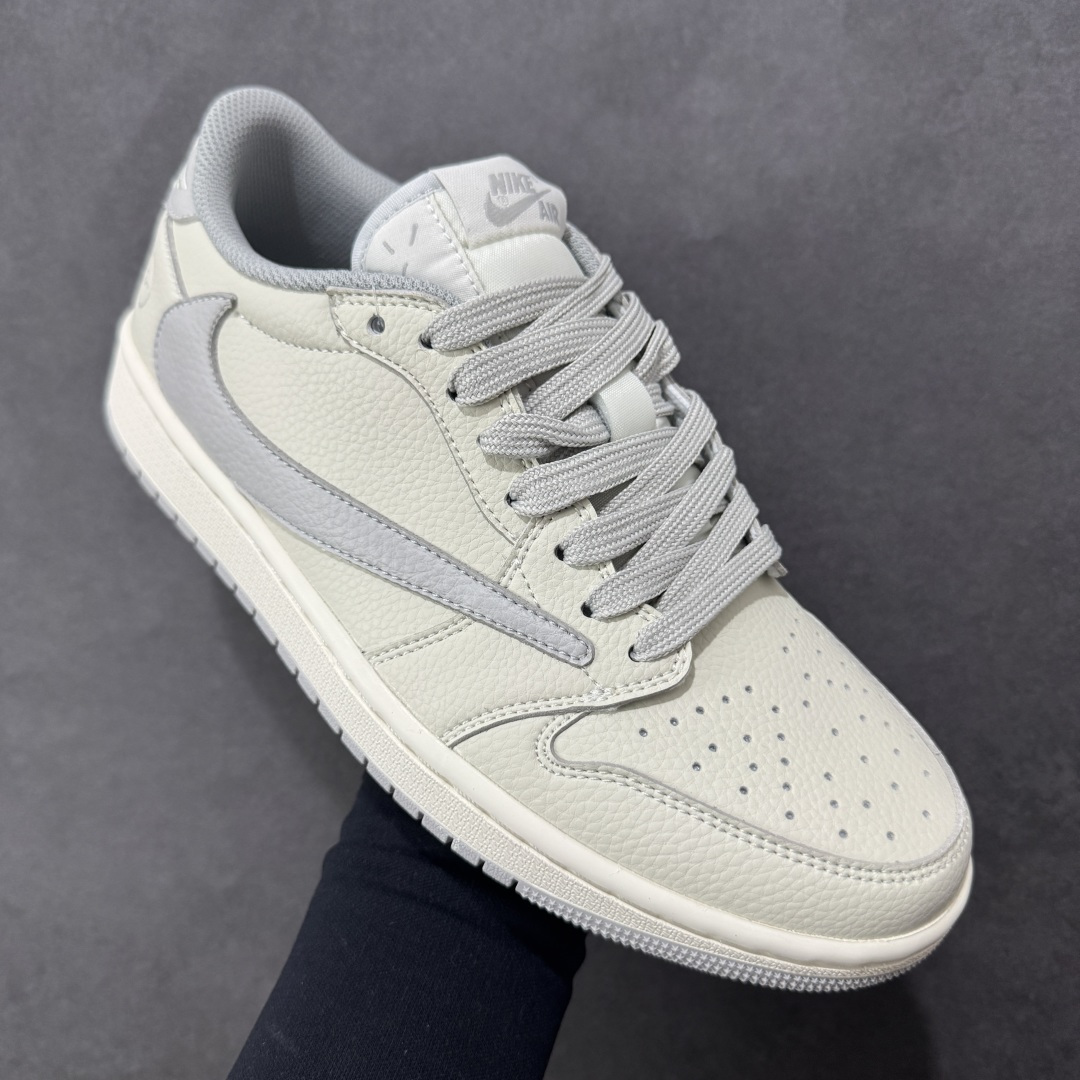 图片[3]-【定制版】Travis Scott x Fragment Design x Air Jordan 1 Low OG SP AJ1 乔1闪电联名 低帮文化休闲板鞋 LK1099-062  #多方联名合作融合了Travis Scott 独特的音乐风格，藤原浩个性的设计风格以及Jordan品牌的经典元素 使其成为一双具有独特身份和价值的鞋子 清新而立体的外观加上联名标识更突出了其独特身份 这种配色方案显示出活力和时尚感 在视觉上引人注目 鞋身的质感和细腻的细节处理使其显得高端而格调十足 这款“倒钩”联名是设计与创意完美结合 融合多方的个性风格是一款备受瞩目的潮流鞋款  尺码：36 36.5 37.5 38 38.5 39 40 40.5 41 42 42.5 43 44 44.5 45-选品中心