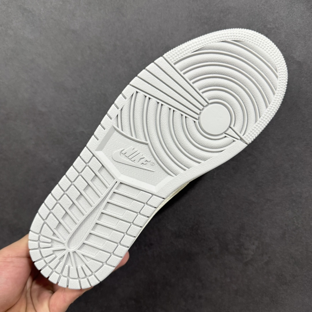 图片[9]-【定制版】Travis Scott x Fragment Design x Air Jordan 1 Low OG SP AJ1 乔1闪电联名 低帮文化休闲板鞋 LK1099-062  #多方联名合作融合了Travis Scott 独特的音乐风格，藤原浩个性的设计风格以及Jordan品牌的经典元素 使其成为一双具有独特身份和价值的鞋子 清新而立体的外观加上联名标识更突出了其独特身份 这种配色方案显示出活力和时尚感 在视觉上引人注目 鞋身的质感和细腻的细节处理使其显得高端而格调十足 这款“倒钩”联名是设计与创意完美结合 融合多方的个性风格是一款备受瞩目的潮流鞋款  尺码：36 36.5 37.5 38 38.5 39 40 40.5 41 42 42.5 43 44 44.5 45-选品中心