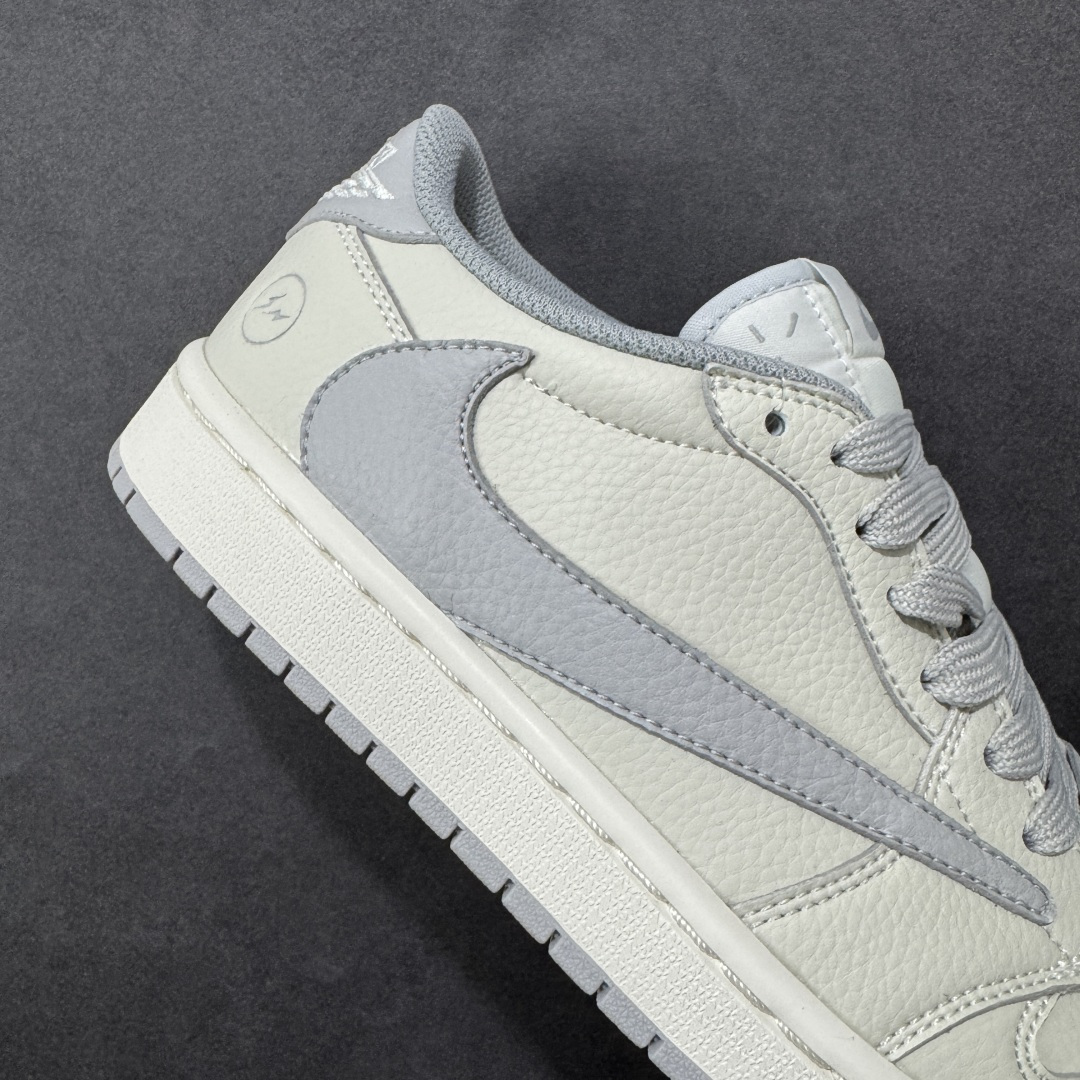 图片[6]-【定制版】Travis Scott x Fragment Design x Air Jordan 1 Low OG SP AJ1 乔1闪电联名 低帮文化休闲板鞋 LK1099-062  #多方联名合作融合了Travis Scott 独特的音乐风格，藤原浩个性的设计风格以及Jordan品牌的经典元素 使其成为一双具有独特身份和价值的鞋子 清新而立体的外观加上联名标识更突出了其独特身份 这种配色方案显示出活力和时尚感 在视觉上引人注目 鞋身的质感和细腻的细节处理使其显得高端而格调十足 这款“倒钩”联名是设计与创意完美结合 融合多方的个性风格是一款备受瞩目的潮流鞋款  尺码：36 36.5 37.5 38 38.5 39 40 40.5 41 42 42.5 43 44 44.5 45-选品中心