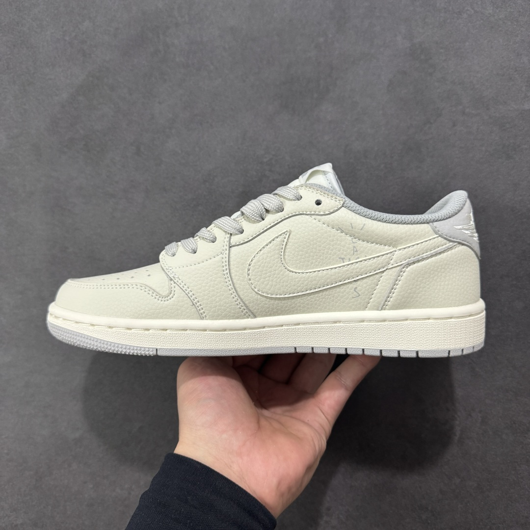 图片[2]-【定制版】Travis Scott x Fragment Design x Air Jordan 1 Low OG SP AJ1 乔1闪电联名 低帮文化休闲板鞋 LK1099-062  #多方联名合作融合了Travis Scott 独特的音乐风格，藤原浩个性的设计风格以及Jordan品牌的经典元素 使其成为一双具有独特身份和价值的鞋子 清新而立体的外观加上联名标识更突出了其独特身份 这种配色方案显示出活力和时尚感 在视觉上引人注目 鞋身的质感和细腻的细节处理使其显得高端而格调十足 这款“倒钩”联名是设计与创意完美结合 融合多方的个性风格是一款备受瞩目的潮流鞋款  尺码：36 36.5 37.5 38 38.5 39 40 40.5 41 42 42.5 43 44 44.5 45-选品中心