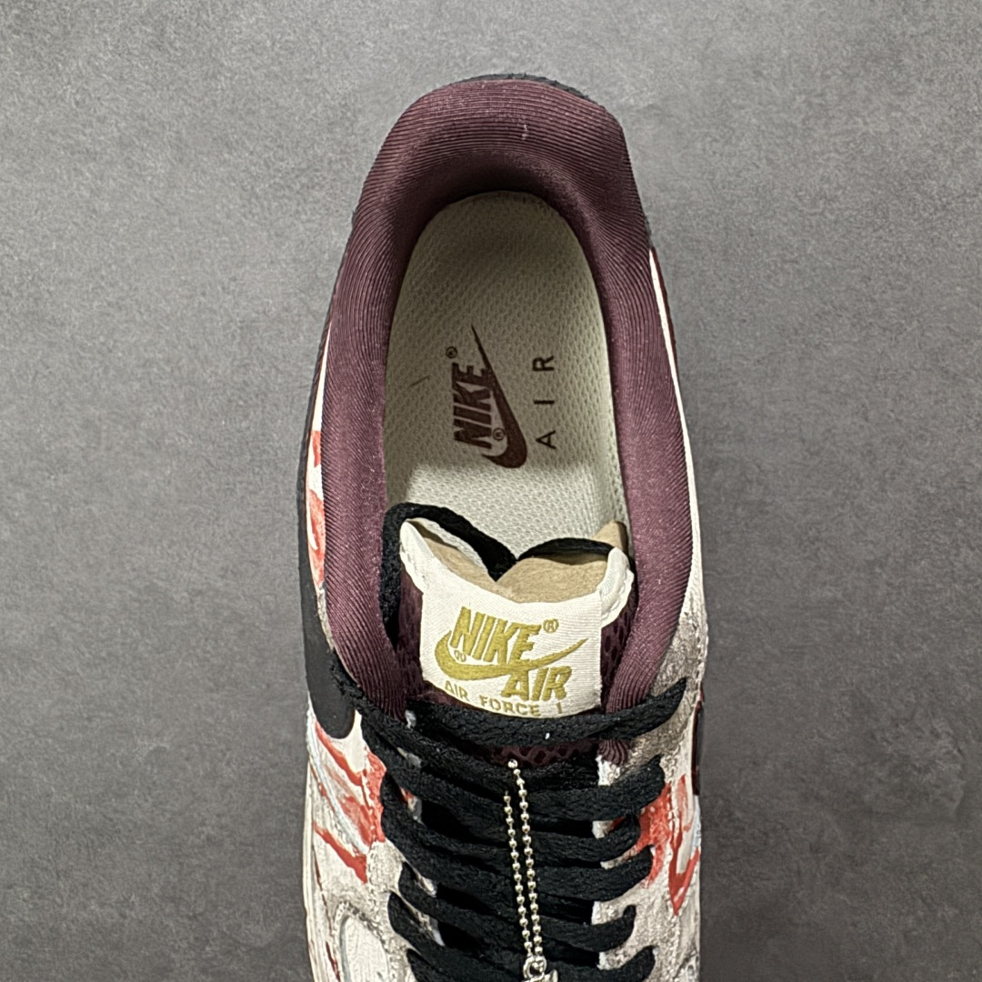 图片[7]-【定制版】手绘涂鸦“哥特血痕”Nike Air Force 1 “Gothic Bloodstains”空军一号定制板鞋 以 “哥特暗黑美学” 为核心，将做旧米白基底化作画布：猩红血痕如泼墨般蜿蜒，与黑调涂鸦、“GOTH” 字样碰撞出颓废张力；鞋侧挂坠以十字架缠玫瑰的造型，锚定暗黑浪漫的灵魂。做旧质感与先锋细节交织，让日常鞋履成为游走于叛逆与艺术间的风格符号，每一处磨损与色彩晕染，都是独属于亚文化美学的野生表达 货号：XL2132-888 尺码： 36 36.5 37.5 38 38.5 39 40 40.5 41 42 42.5 43 44 44.5 45 编码：HXSA310320-选品中心