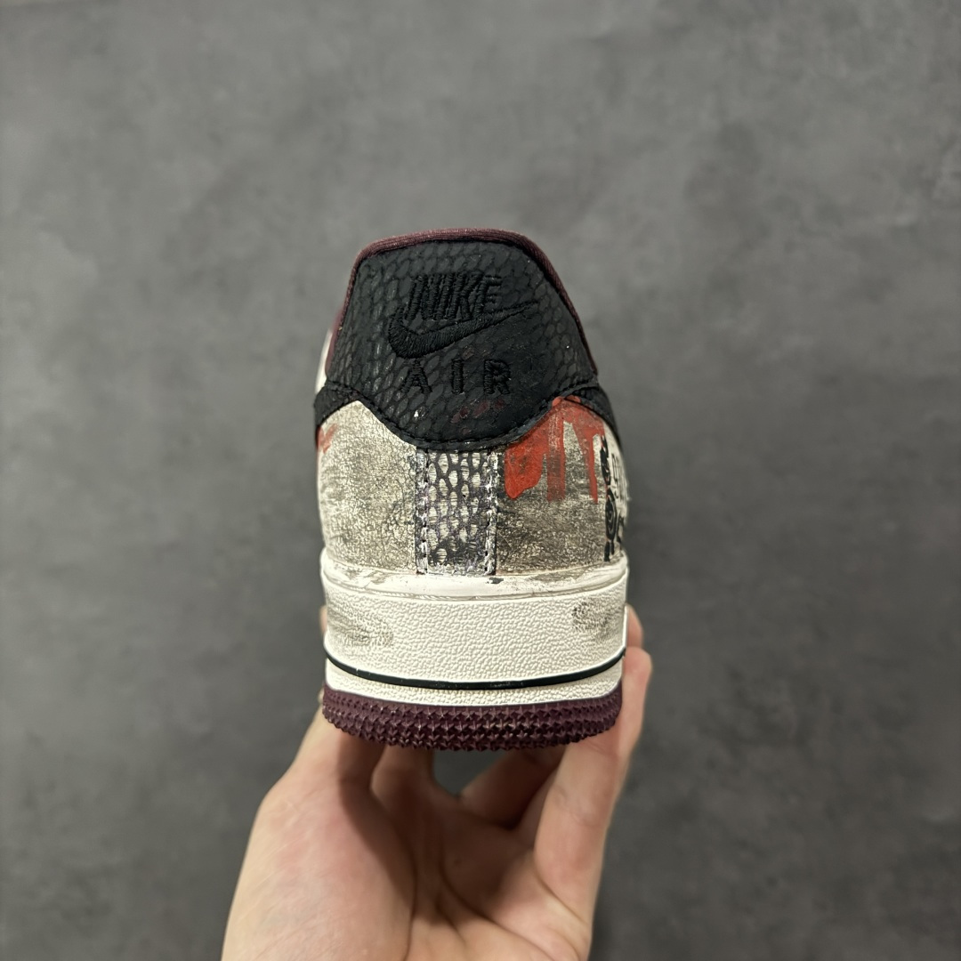 图片[4]-【定制版】手绘涂鸦“哥特血痕”Nike Air Force 1 “Gothic Bloodstains”空军一号定制板鞋 以 “哥特暗黑美学” 为核心，将做旧米白基底化作画布：猩红血痕如泼墨般蜿蜒，与黑调涂鸦、“GOTH” 字样碰撞出颓废张力；鞋侧挂坠以十字架缠玫瑰的造型，锚定暗黑浪漫的灵魂。做旧质感与先锋细节交织，让日常鞋履成为游走于叛逆与艺术间的风格符号，每一处磨损与色彩晕染，都是独属于亚文化美学的野生表达 货号：XL2132-888 尺码： 36 36.5 37.5 38 38.5 39 40 40.5 41 42 42.5 43 44 44.5 45 编码：HXSA310320-选品中心