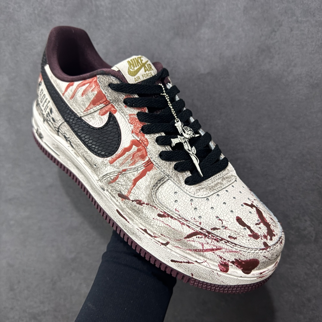 图片[3]-【定制版】手绘涂鸦“哥特血痕”Nike Air Force 1 “Gothic Bloodstains”空军一号定制板鞋 以 “哥特暗黑美学” 为核心，将做旧米白基底化作画布：猩红血痕如泼墨般蜿蜒，与黑调涂鸦、“GOTH” 字样碰撞出颓废张力；鞋侧挂坠以十字架缠玫瑰的造型，锚定暗黑浪漫的灵魂。做旧质感与先锋细节交织，让日常鞋履成为游走于叛逆与艺术间的风格符号，每一处磨损与色彩晕染，都是独属于亚文化美学的野生表达 货号：XL2132-888 尺码： 36 36.5 37.5 38 38.5 39 40 40.5 41 42 42.5 43 44 44.5 45 编码：HXSA310320-选品中心
