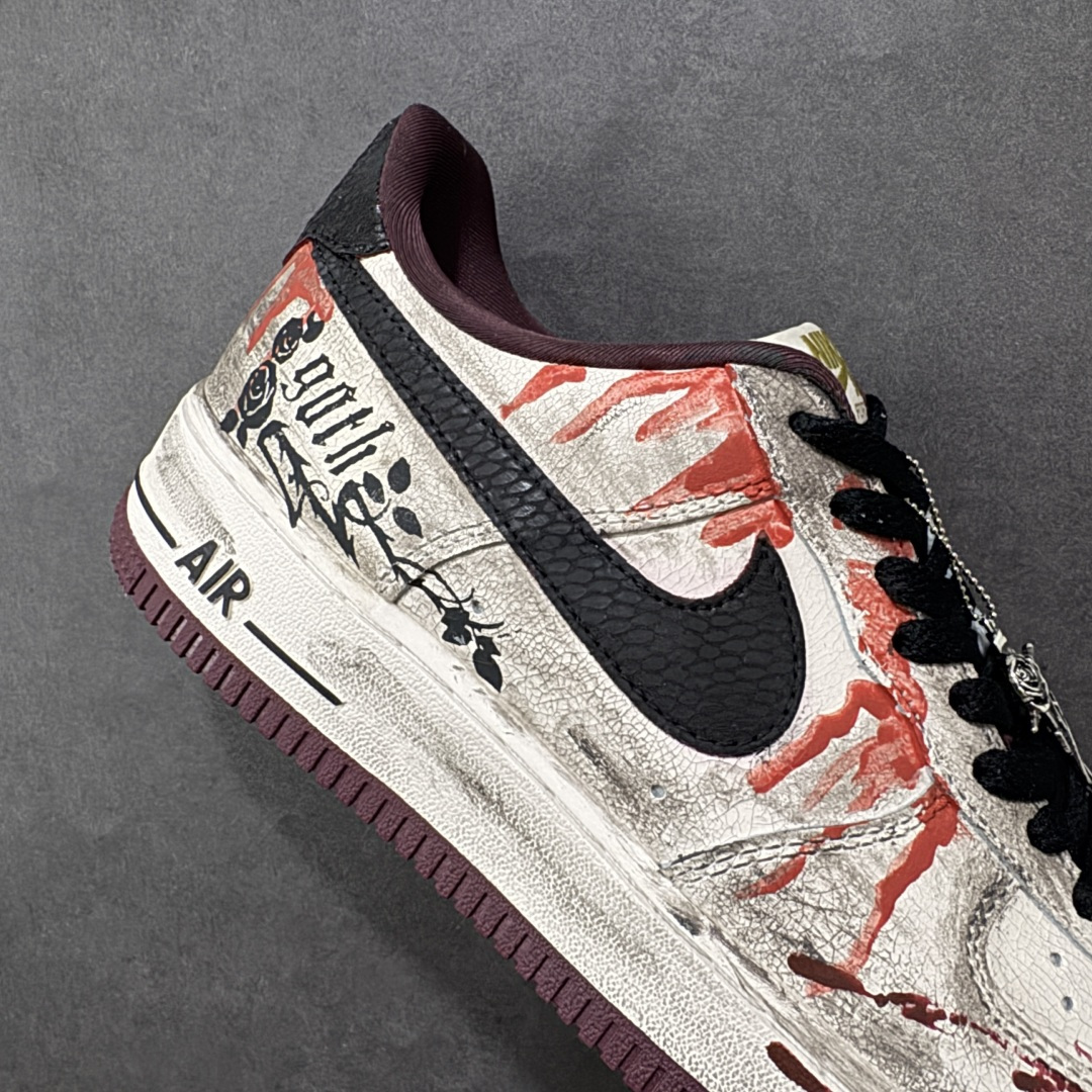 图片[6]-【定制版】手绘涂鸦“哥特血痕”Nike Air Force 1 “Gothic Bloodstains”空军一号定制板鞋 以 “哥特暗黑美学” 为核心，将做旧米白基底化作画布：猩红血痕如泼墨般蜿蜒，与黑调涂鸦、“GOTH” 字样碰撞出颓废张力；鞋侧挂坠以十字架缠玫瑰的造型，锚定暗黑浪漫的灵魂。做旧质感与先锋细节交织，让日常鞋履成为游走于叛逆与艺术间的风格符号，每一处磨损与色彩晕染，都是独属于亚文化美学的野生表达 货号：XL2132-888 尺码： 36 36.5 37.5 38 38.5 39 40 40.5 41 42 42.5 43 44 44.5 45 编码：HXSA310320-选品中心