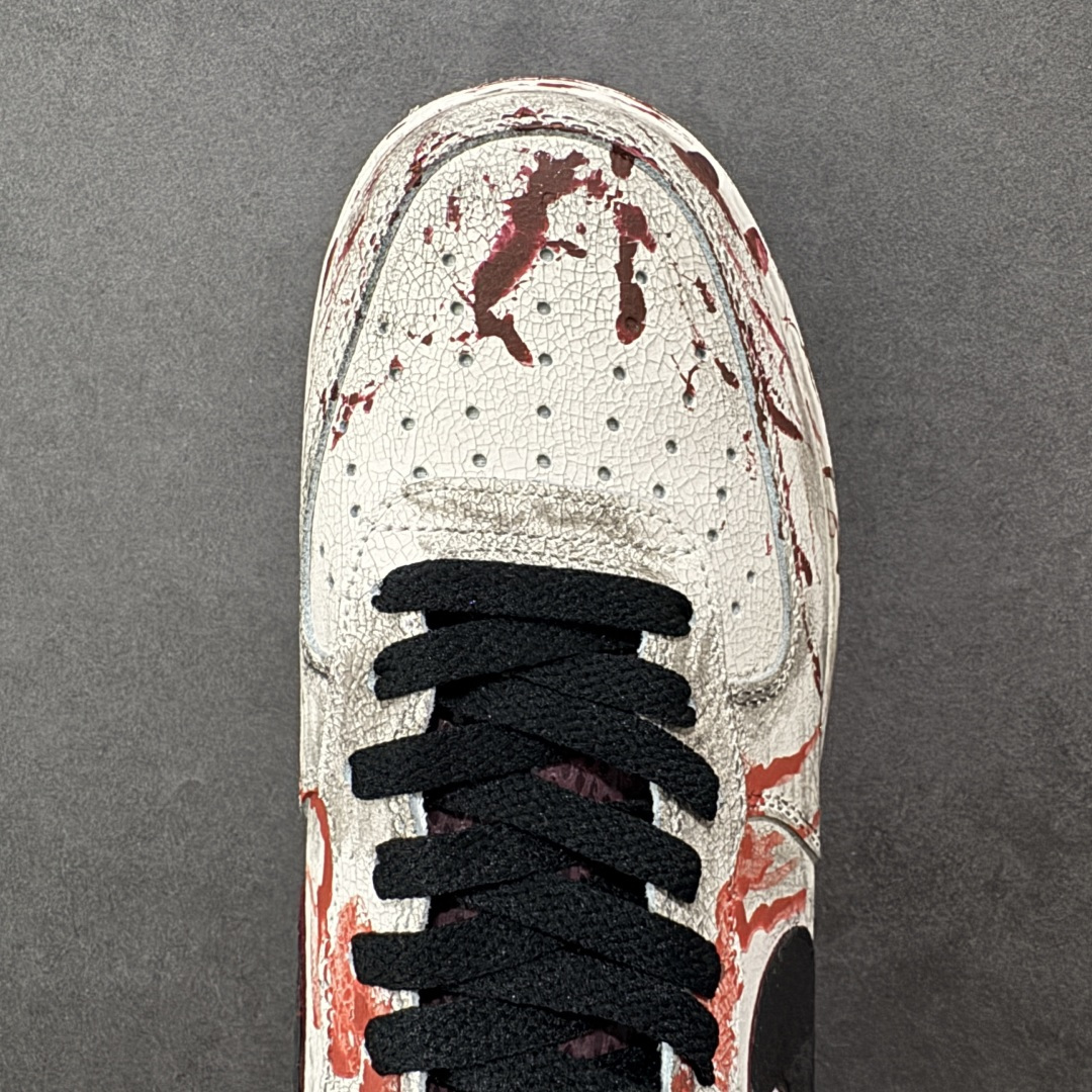 图片[8]-【定制版】手绘涂鸦“哥特血痕”Nike Air Force 1 “Gothic Bloodstains”空军一号定制板鞋 以 “哥特暗黑美学” 为核心，将做旧米白基底化作画布：猩红血痕如泼墨般蜿蜒，与黑调涂鸦、“GOTH” 字样碰撞出颓废张力；鞋侧挂坠以十字架缠玫瑰的造型，锚定暗黑浪漫的灵魂。做旧质感与先锋细节交织，让日常鞋履成为游走于叛逆与艺术间的风格符号，每一处磨损与色彩晕染，都是独属于亚文化美学的野生表达 货号：XL2132-888 尺码： 36 36.5 37.5 38 38.5 39 40 40.5 41 42 42.5 43 44 44.5 45 编码：HXSA310320-选品中心
