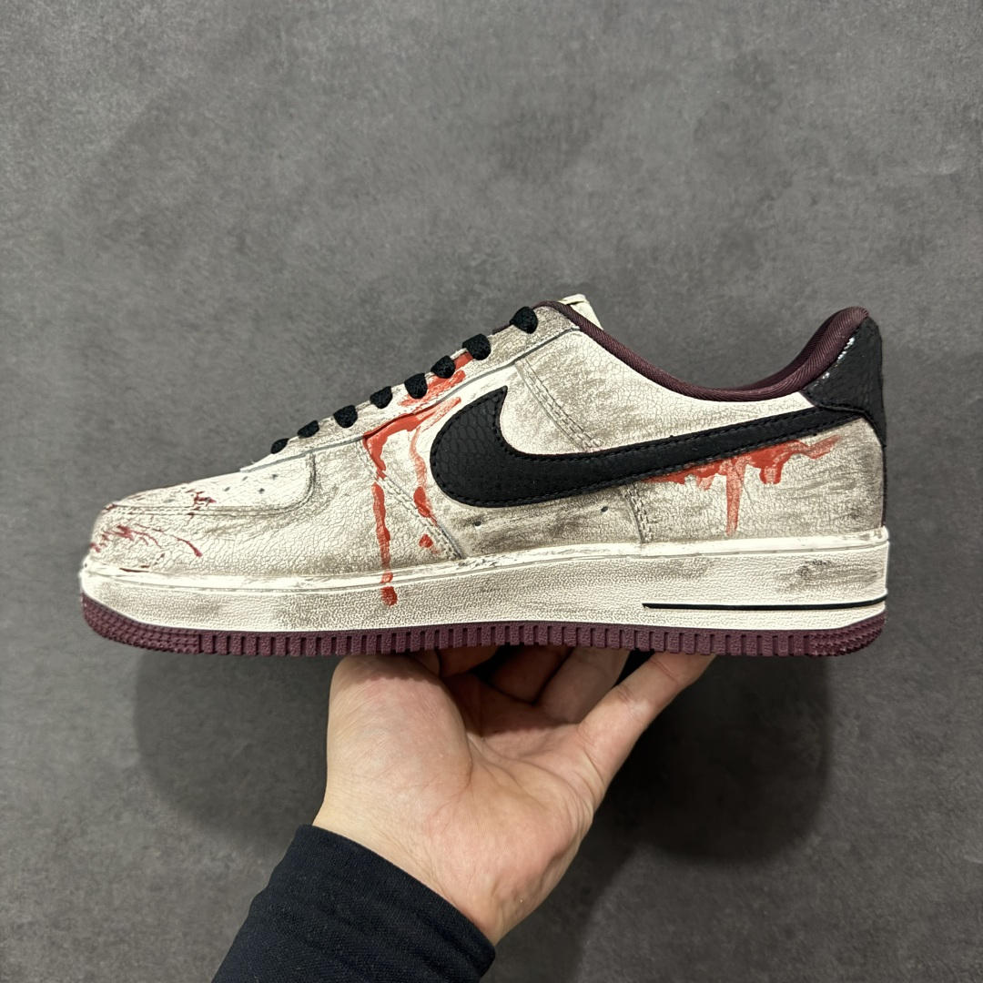 图片[2]-【定制版】手绘涂鸦“哥特血痕”Nike Air Force 1 “Gothic Bloodstains”空军一号定制板鞋 以 “哥特暗黑美学” 为核心，将做旧米白基底化作画布：猩红血痕如泼墨般蜿蜒，与黑调涂鸦、“GOTH” 字样碰撞出颓废张力；鞋侧挂坠以十字架缠玫瑰的造型，锚定暗黑浪漫的灵魂。做旧质感与先锋细节交织，让日常鞋履成为游走于叛逆与艺术间的风格符号，每一处磨损与色彩晕染，都是独属于亚文化美学的野生表达 货号：XL2132-888 尺码： 36 36.5 37.5 38 38.5 39 40 40.5 41 42 42.5 43 44 44.5 45 编码：HXSA310320-选品中心